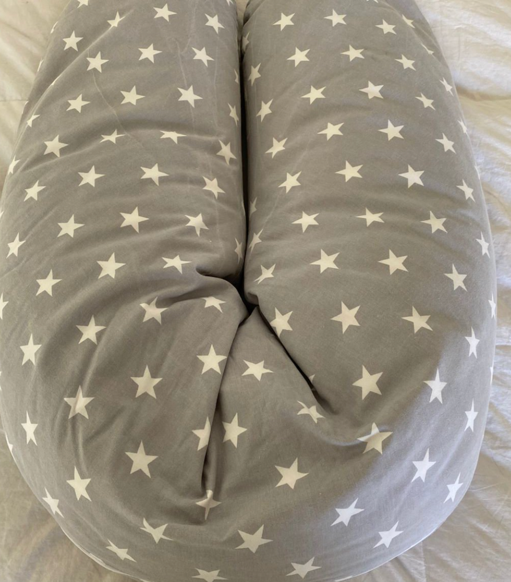 (#PG4147) Cojín de lactancia, gris con estrellas blancas. Marca Kissenbag