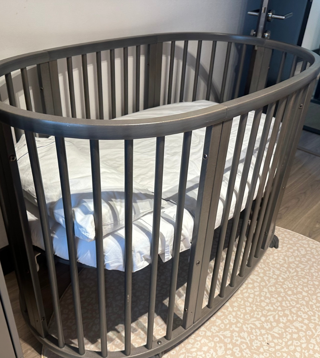 (#PG4171) Cuna de madera modelo Sleepi V2. Marca Stokke