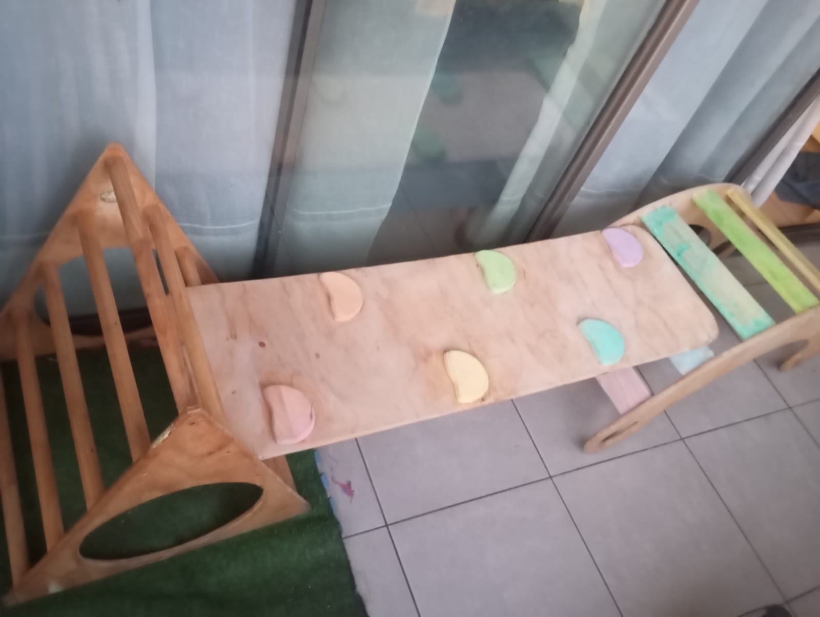 Circuito Pikler, incluye triángulo, rampa y balancín. Marca Enfants (#PG5608)