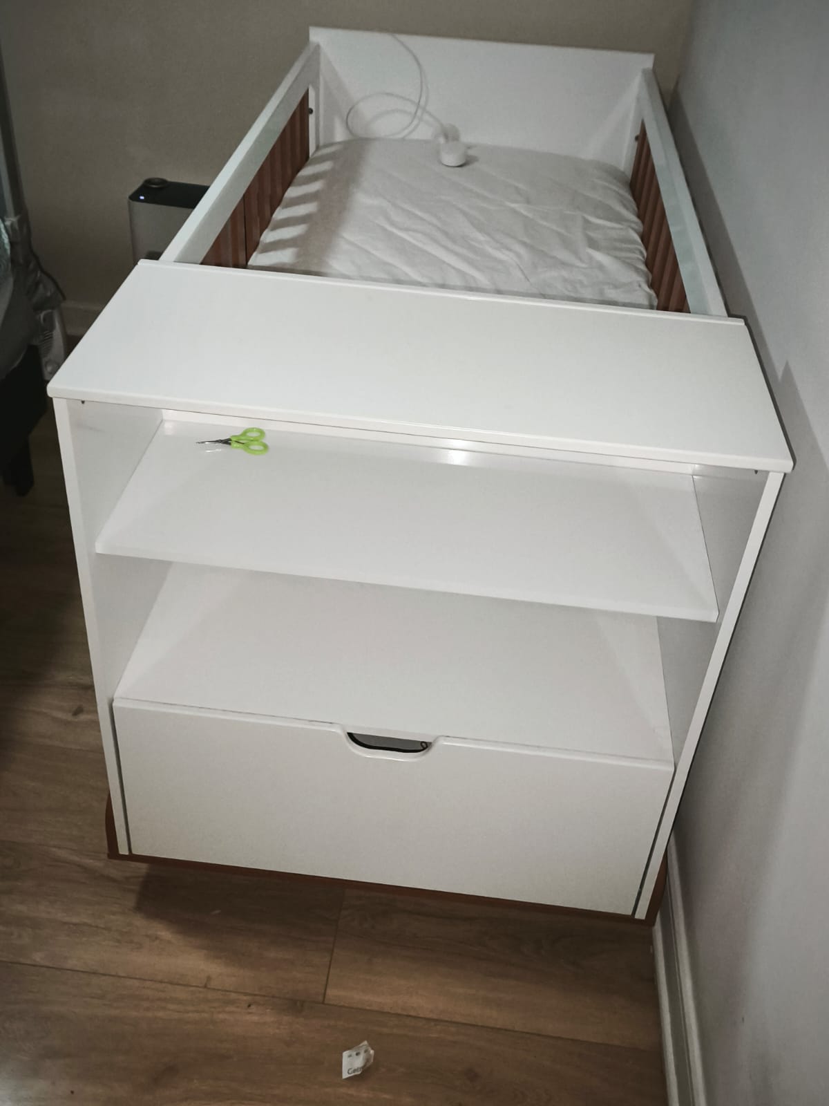 Cuna multifuncional con cómoda Maxx Blanca Eco Wood. Marca Kidscool (#PG5736)