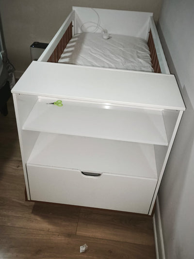 Cuna multifuncional con cómoda Maxx Blanca Eco Wood. Marca Kidscool (#PG5736)
