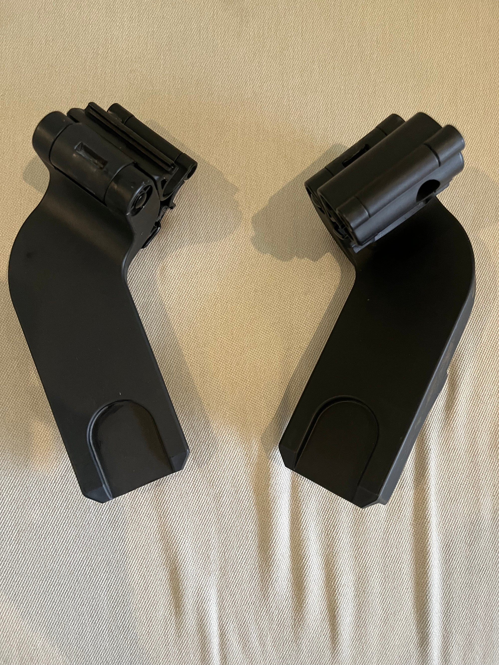 Silla de auto Nido Aton G + adaptadores para coche Beezy. Marca Cybex (#PG5731)