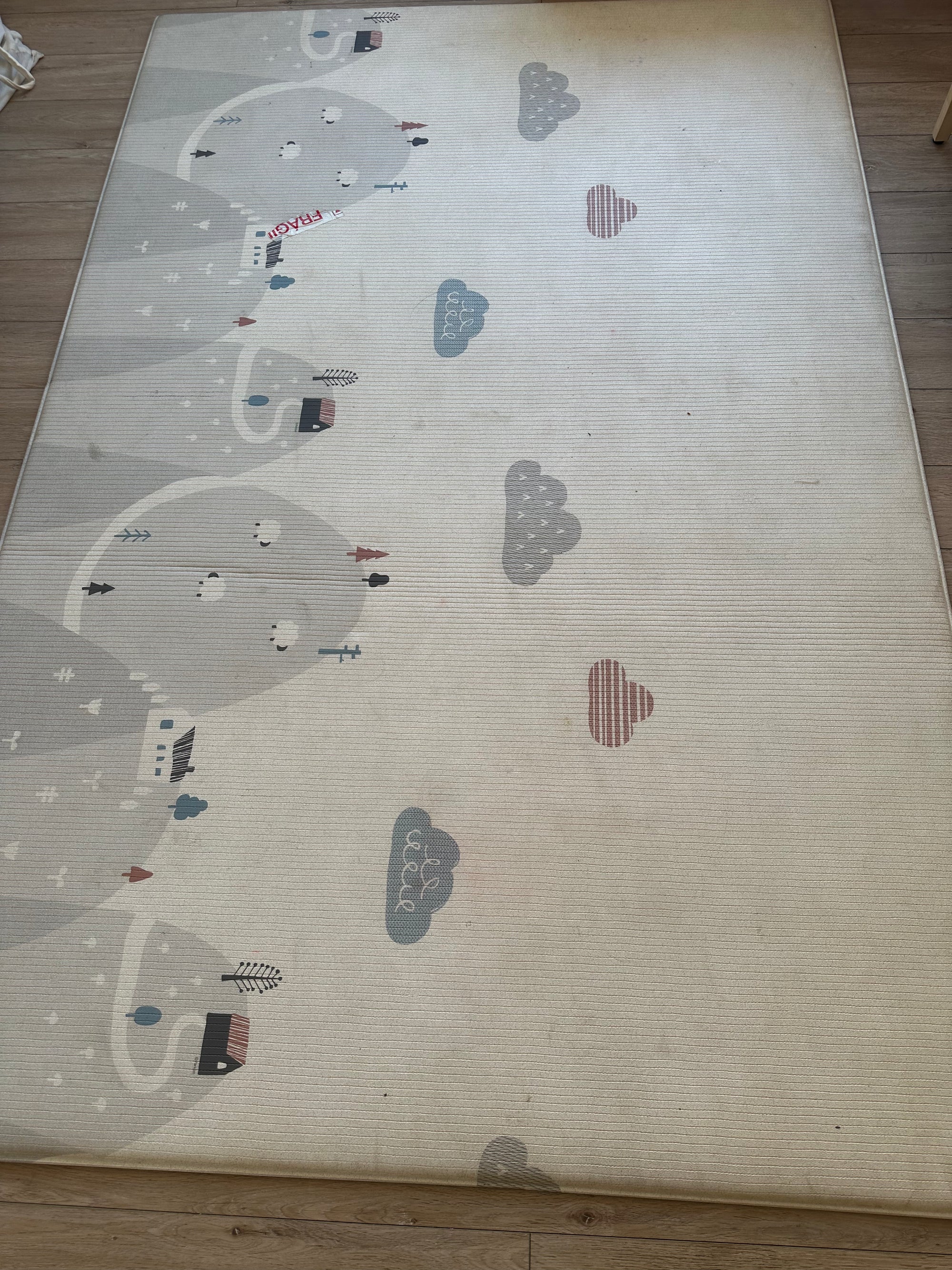 Playmat, diseño estrellas y montañas. Marca Heymat (#PG5625)