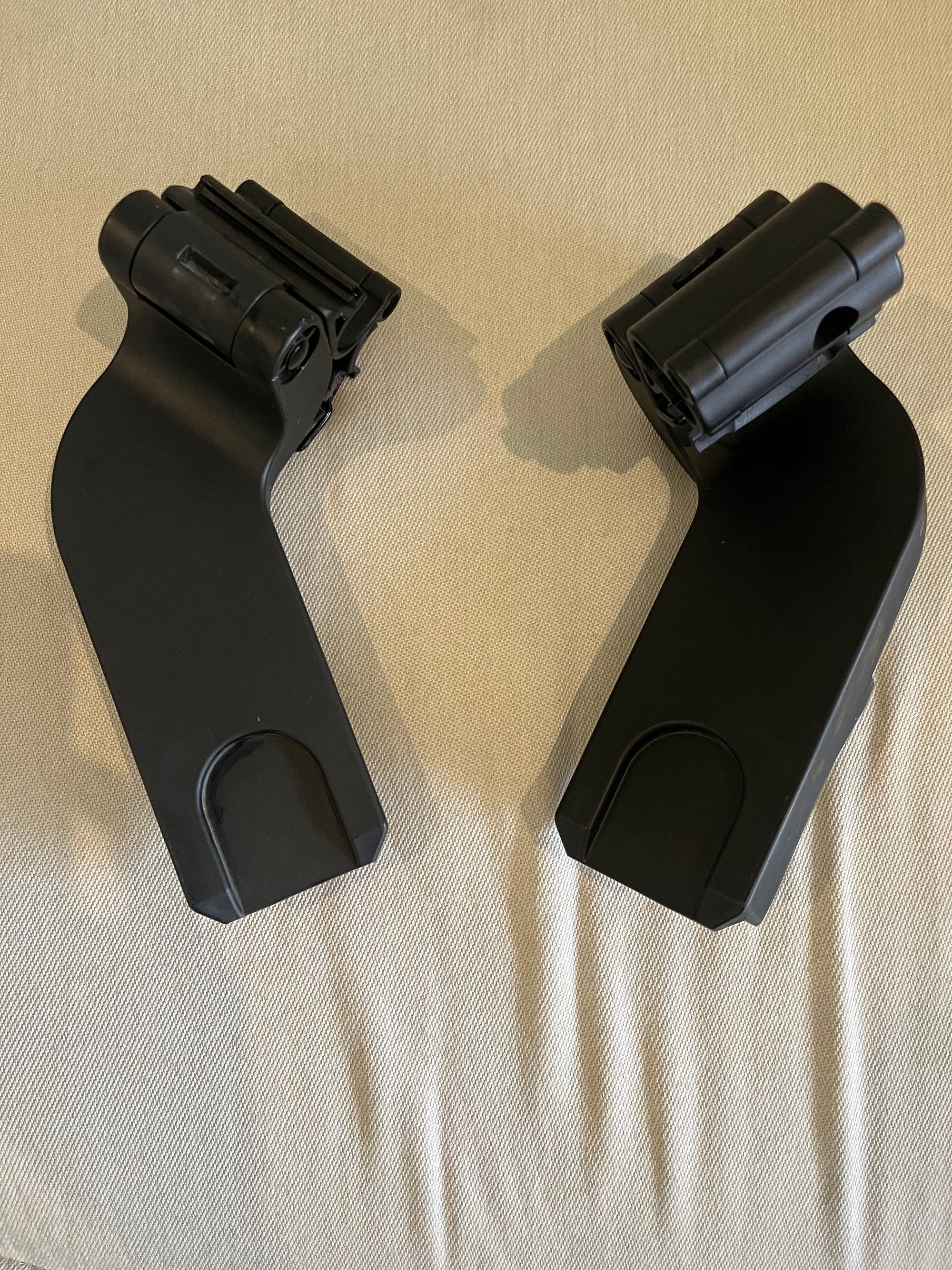Silla de auto Nido Aton G + adaptadores para coche Beezy. Marca Cybex (#PG5731)