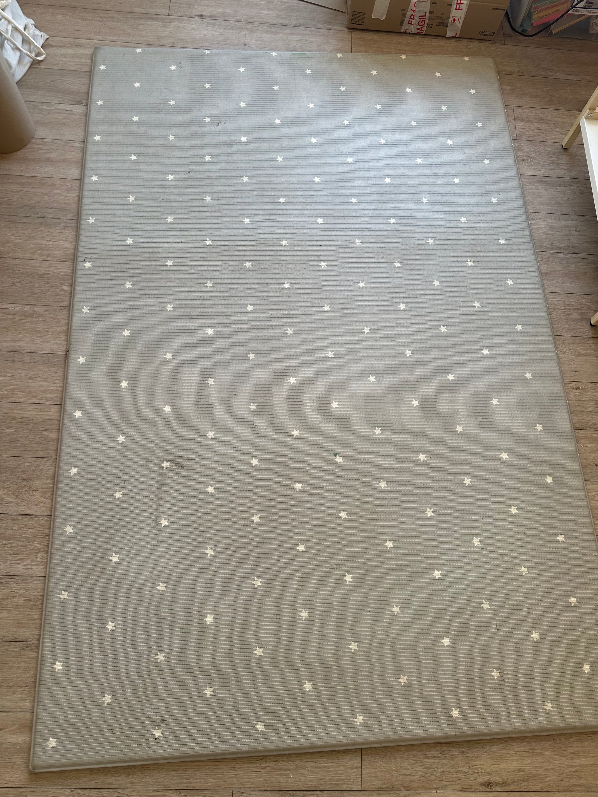 Playmat, diseño estrellas y montañas. Marca Heymat (#PG5625)