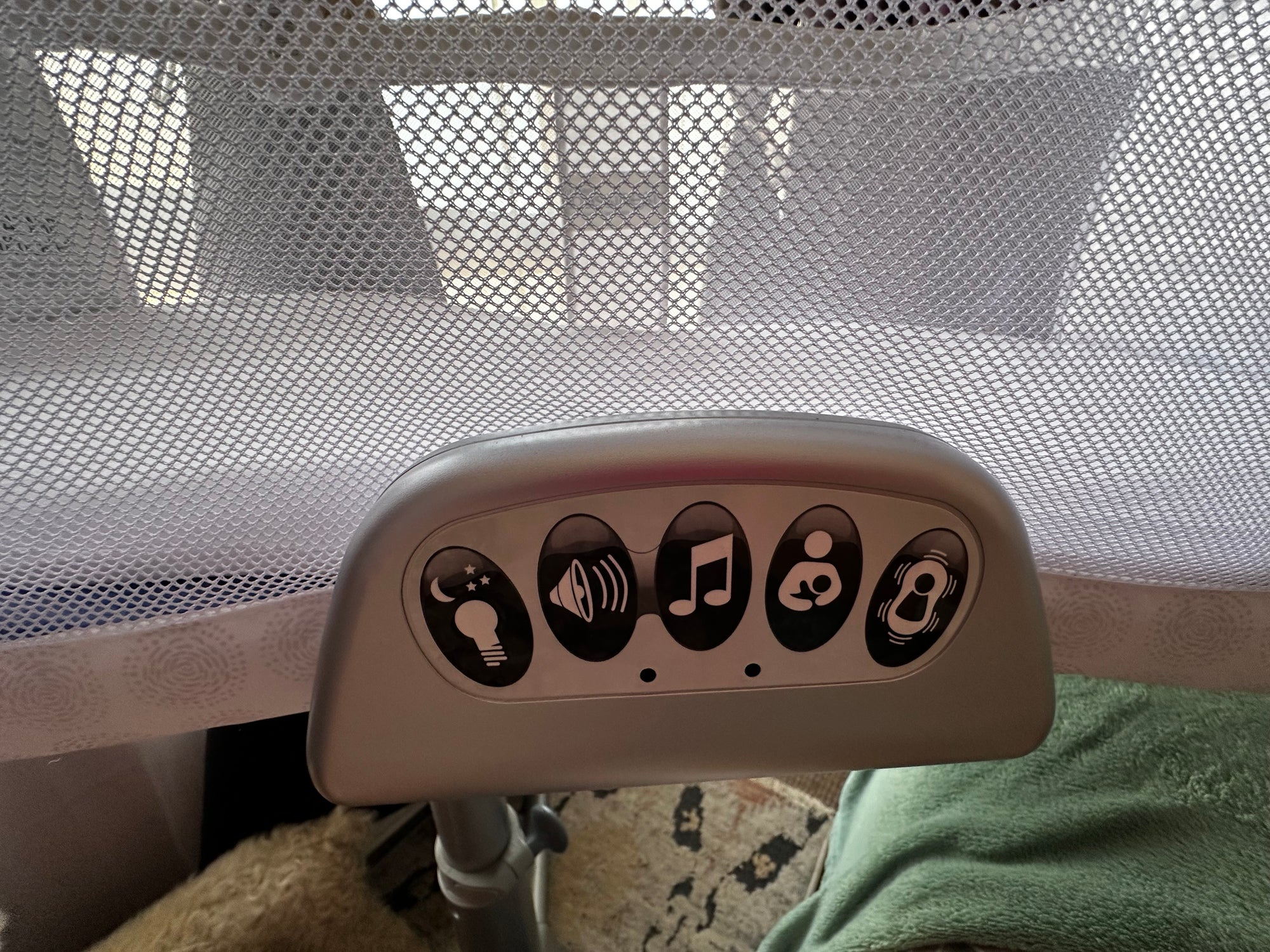 (#PG4602) Cuna colecho modelo Premiere Series Vibrating Bassinet. Marca Halo