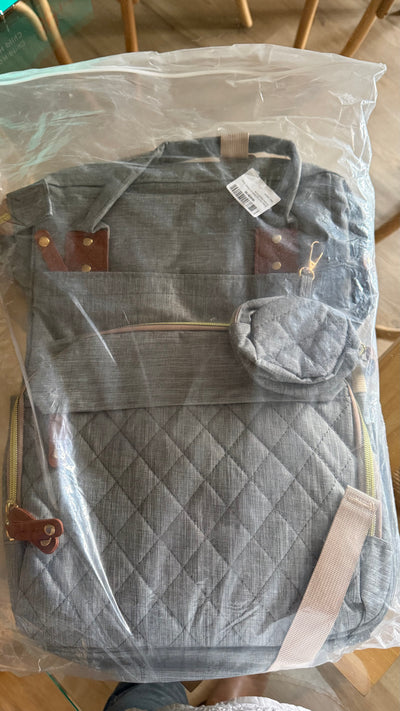 Mochila maternal gris con café. Marca Genérica (#PG5849)