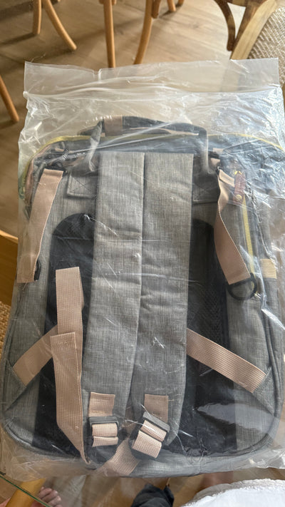 Mochila maternal gris con café. Marca Genérica (#PG5849)
