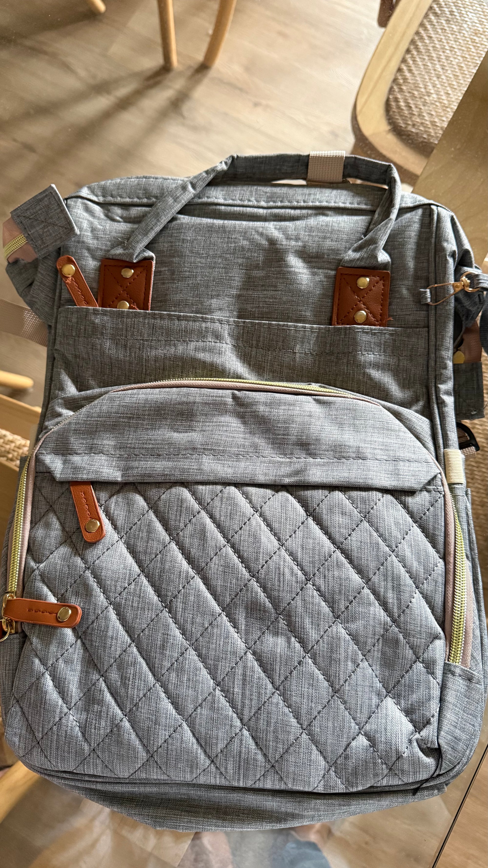Mochila maternal gris con café. Marca Genérica (#PG5849)