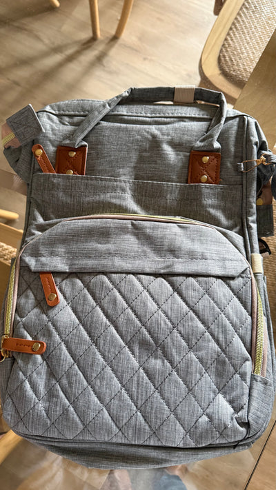 Mochila maternal gris con café. Marca Genérica (#PG5849)