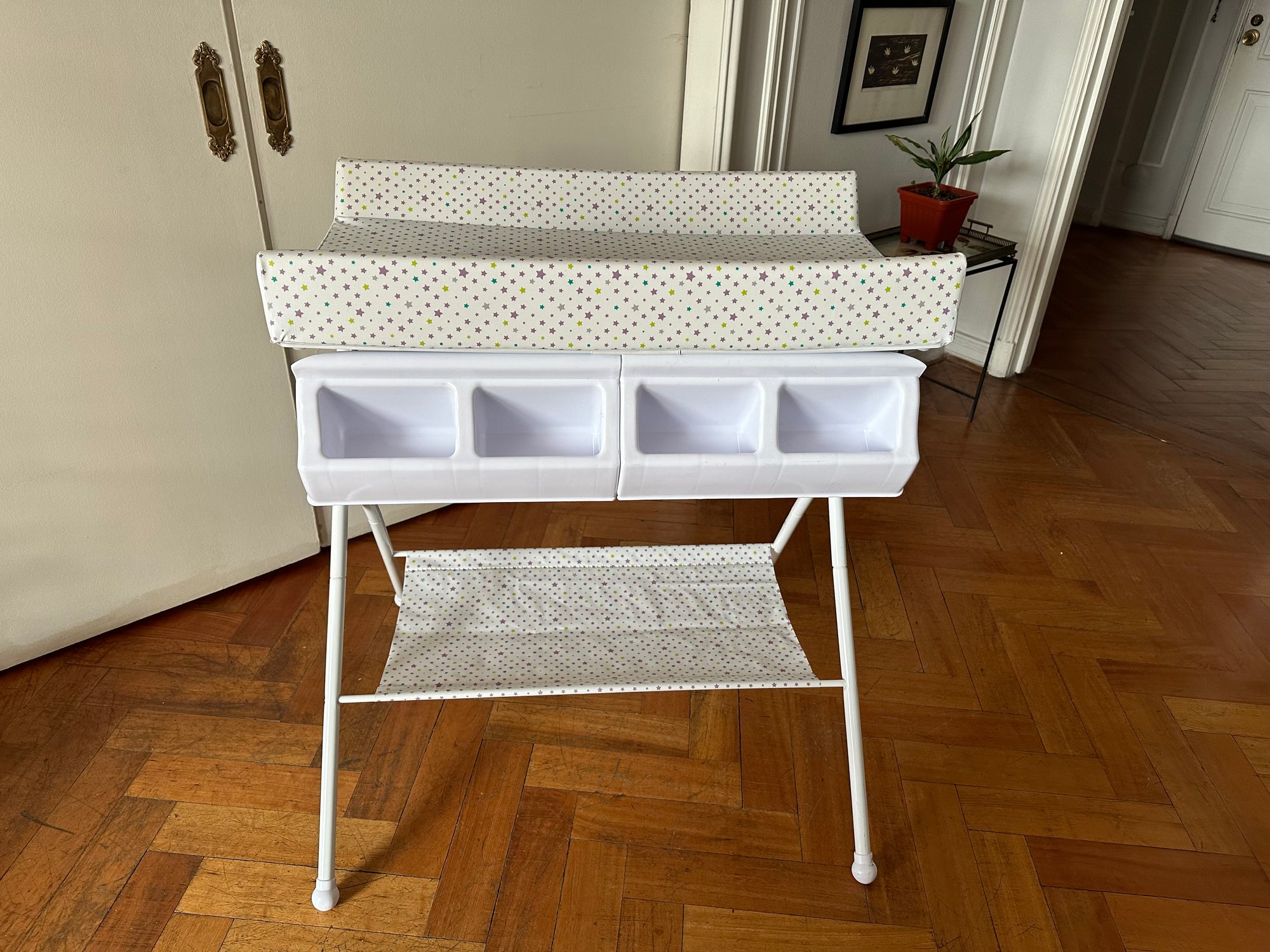 (#PG5044) Mudador con bañera modelo Bb020. Marca Infanti