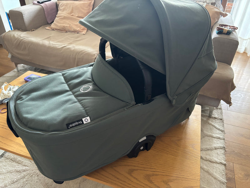 marca bugaboo PG5160) Moisés para coche Dragonfly color verde. Marca Bugaboo