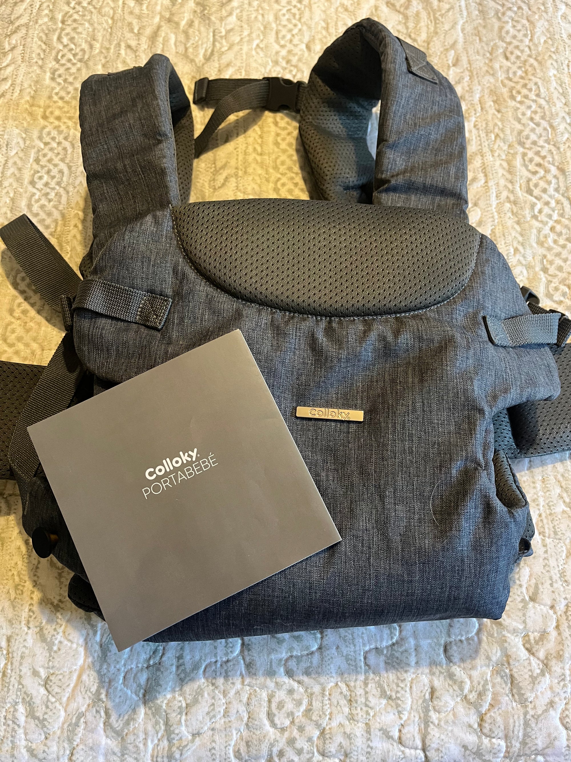 (#PG4468) Portabebé color gris. Marca Colloky
