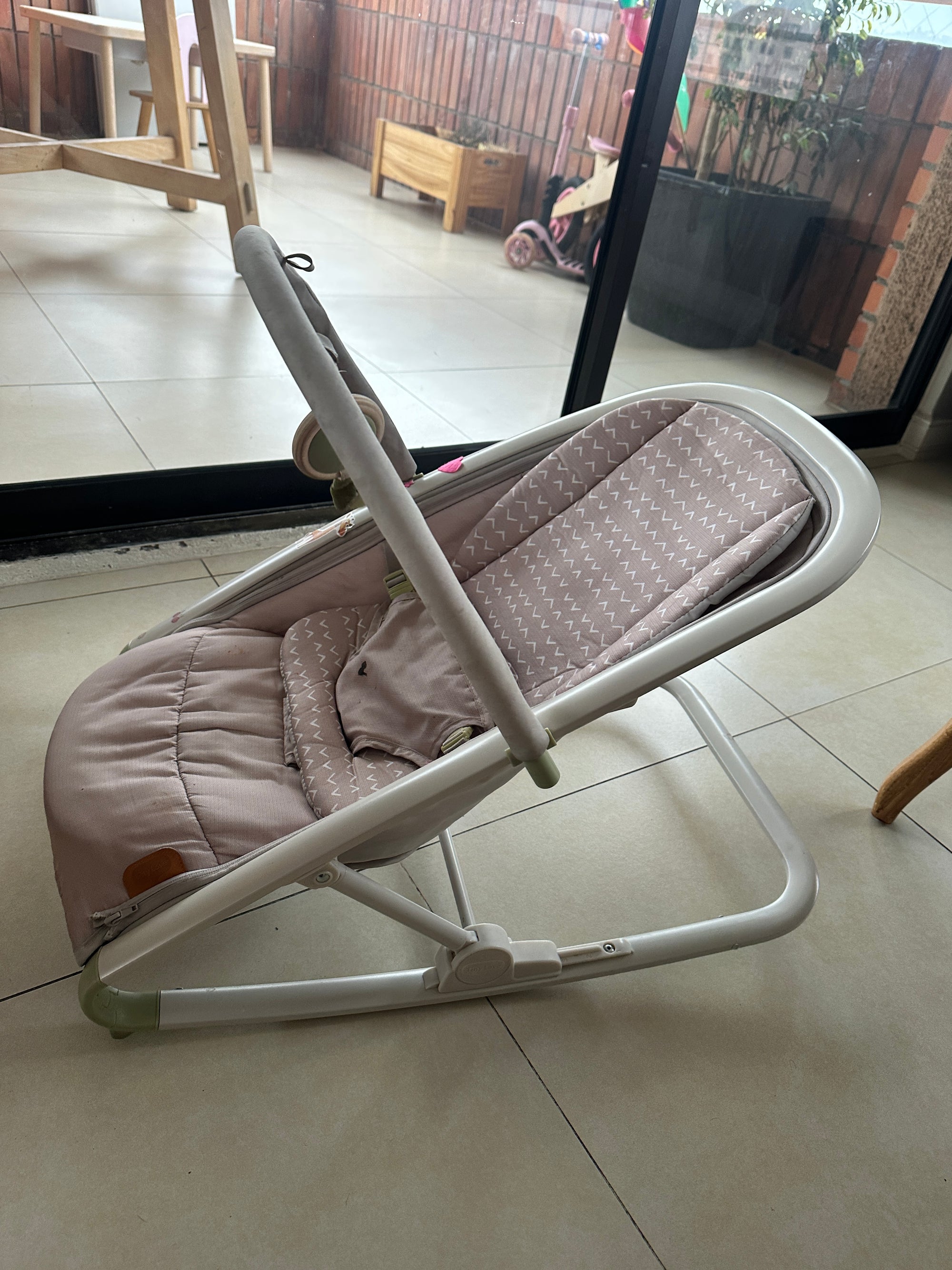 (#PG5030) Silla nido mecedora modelo Rocker Boho Chic 2 en 1. Marca Tiny Love