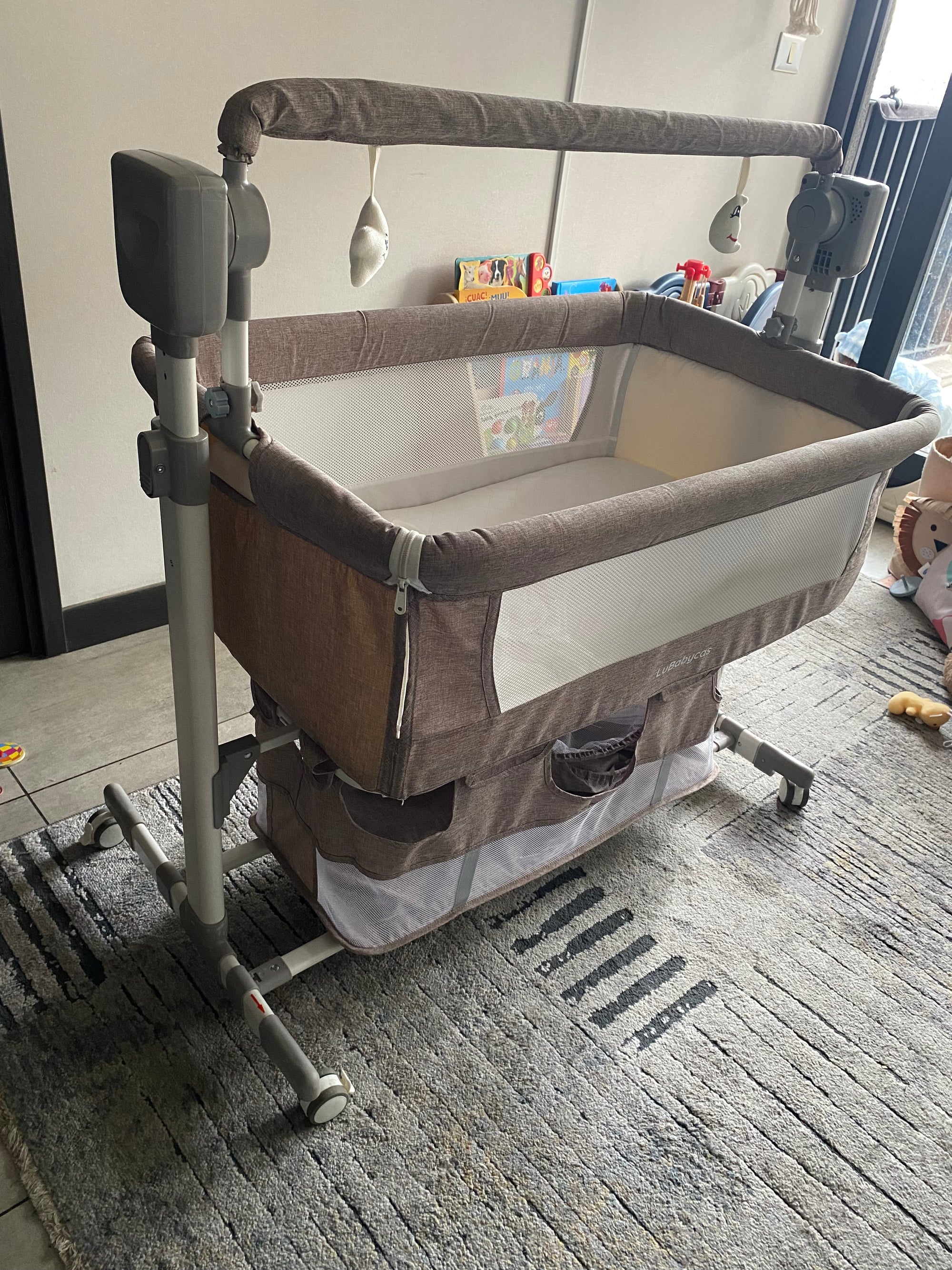 (#PG5130) Cuna colecho modelo mecedora eléctrica E-clase. Marca Lubabycas