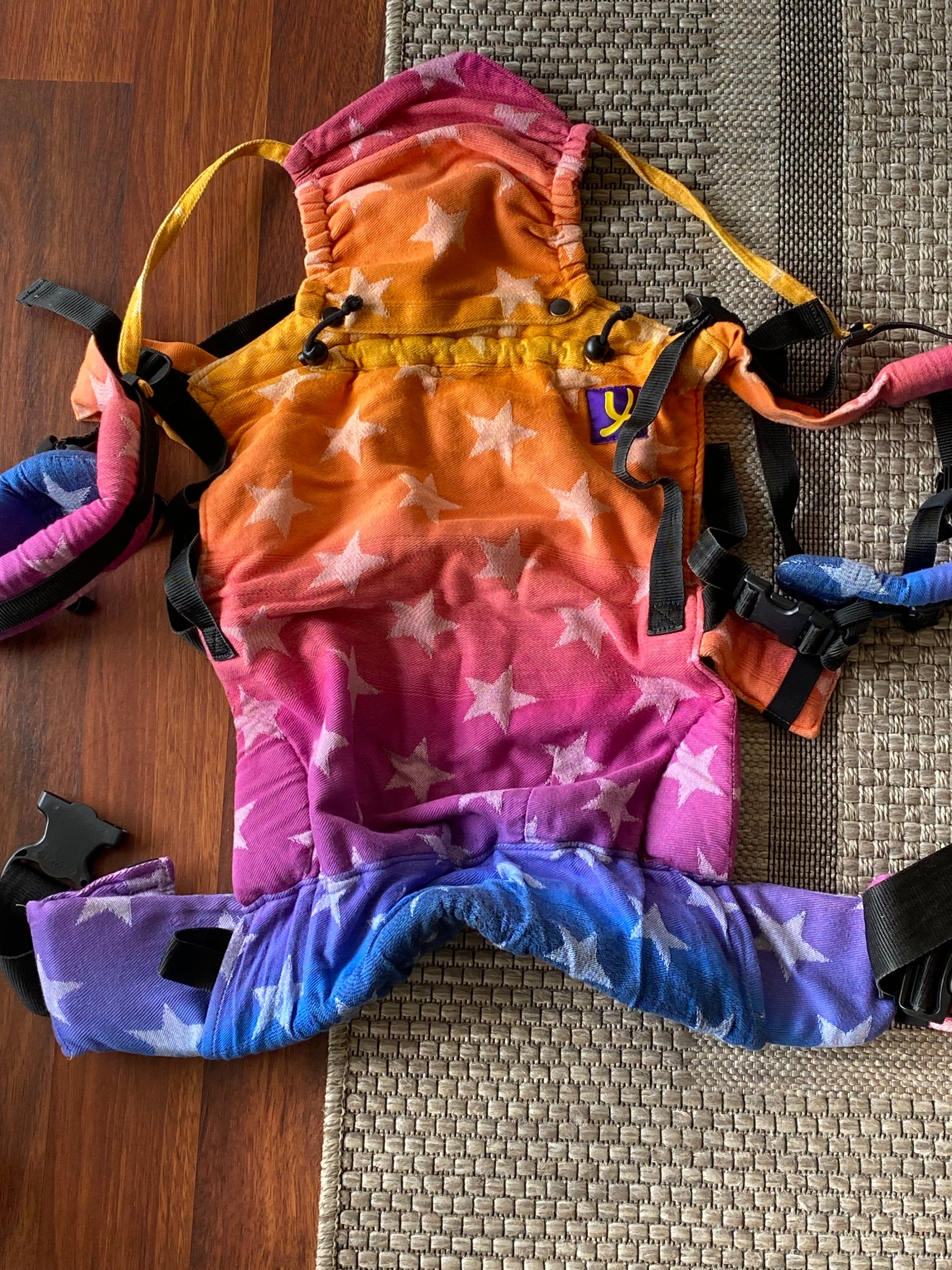 (#PG4907) Mochila de porteo desde RN modelo Hug – Havana Stars Grad. Marca Yaro Slings