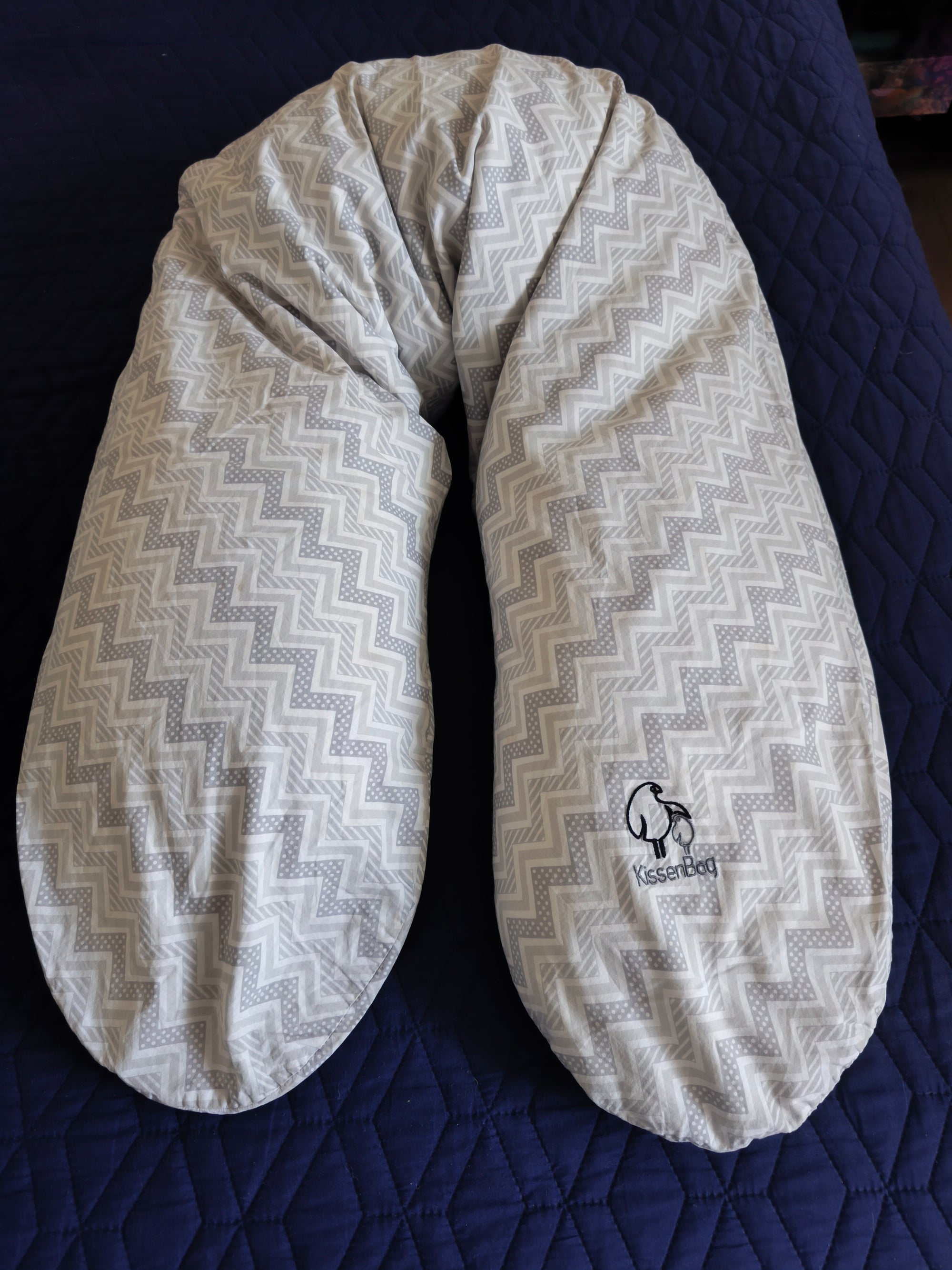 Cojín maternal multifuncional gris zigzag. Marca Kissenbag (#PG5648)