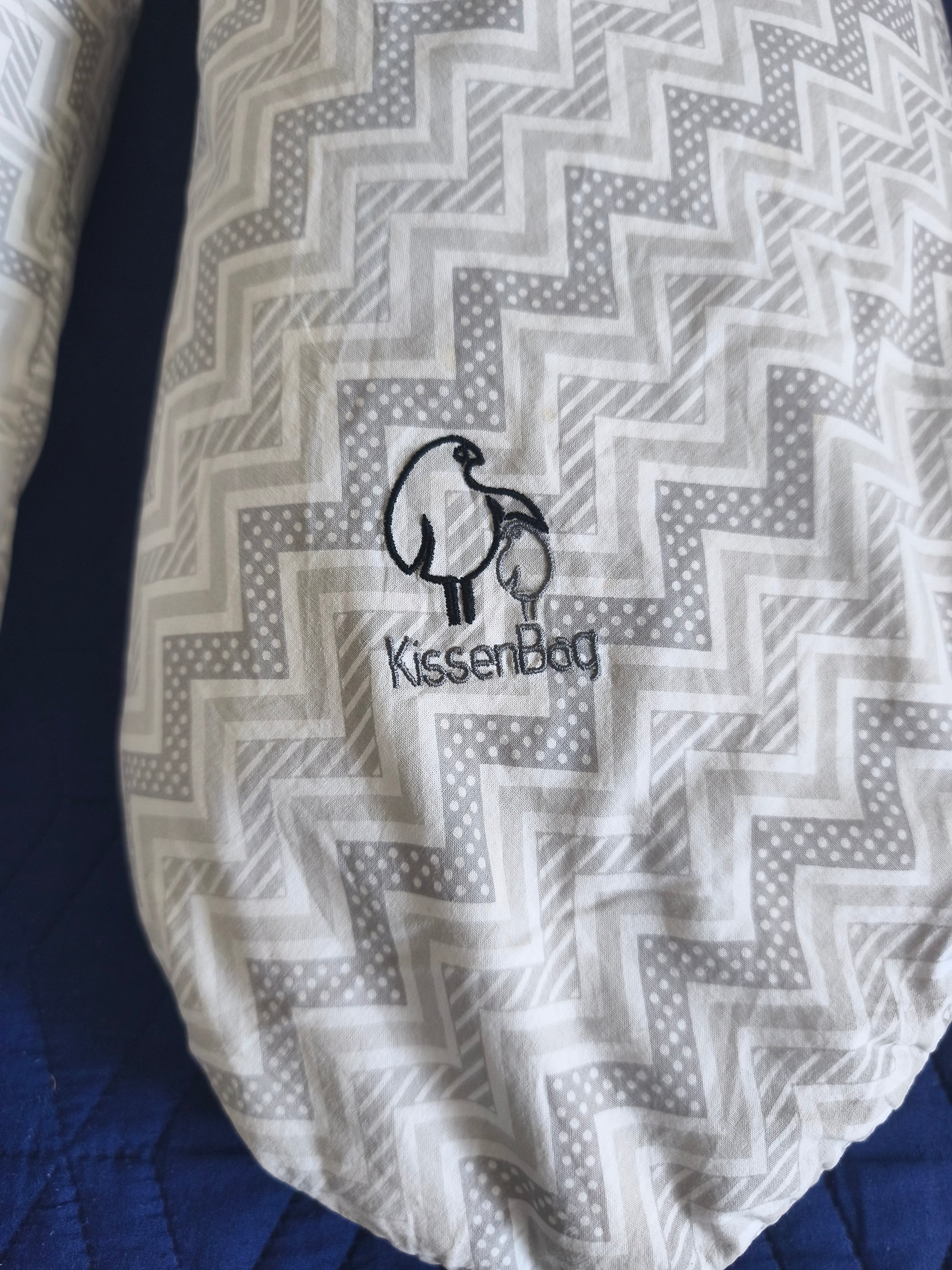 Cojín maternal multifuncional gris zigzag. Marca Kissenbag (#PG5648)