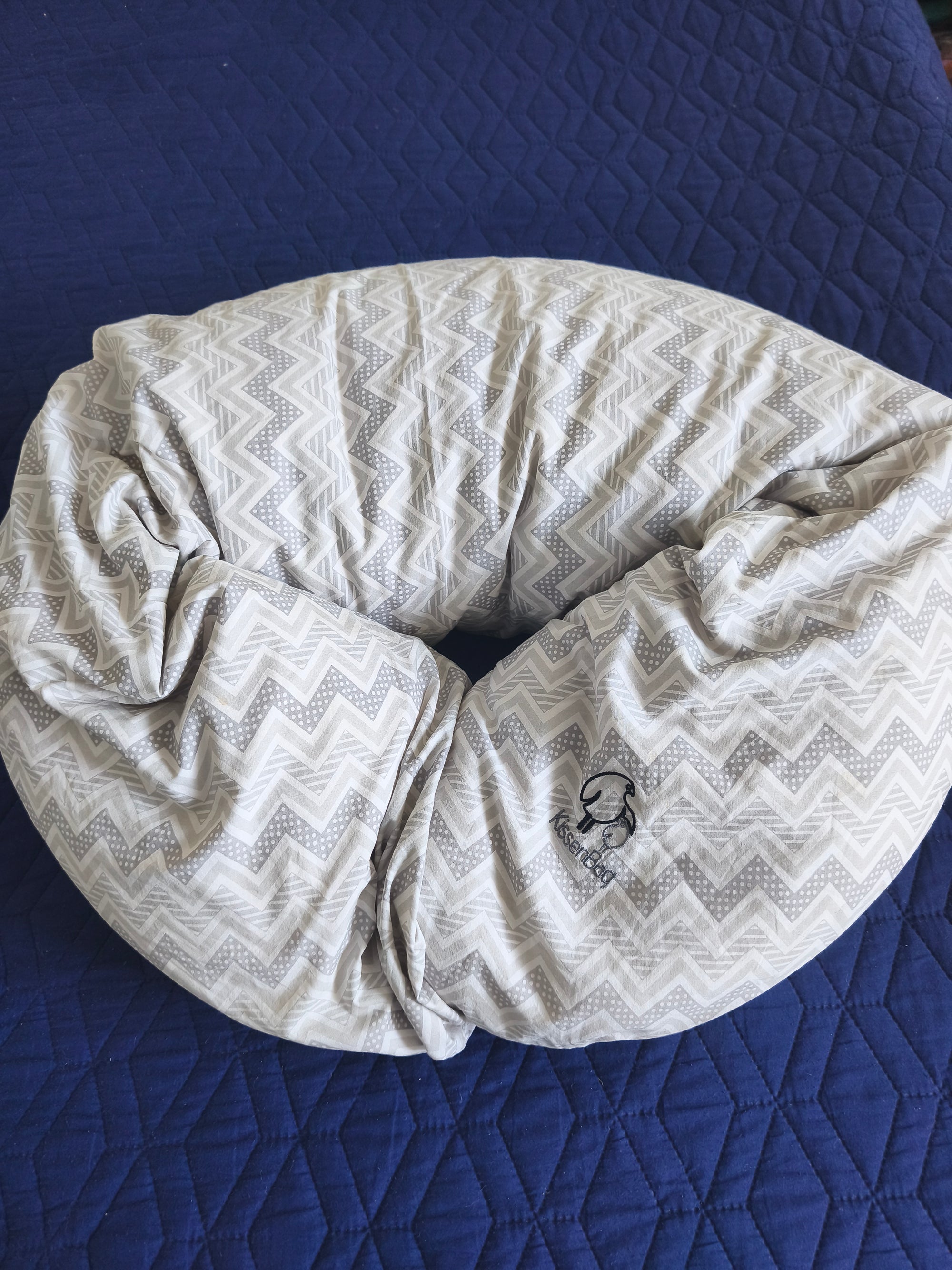 Cojín maternal multifuncional gris zigzag. Marca Kissenbag (#PG5648)