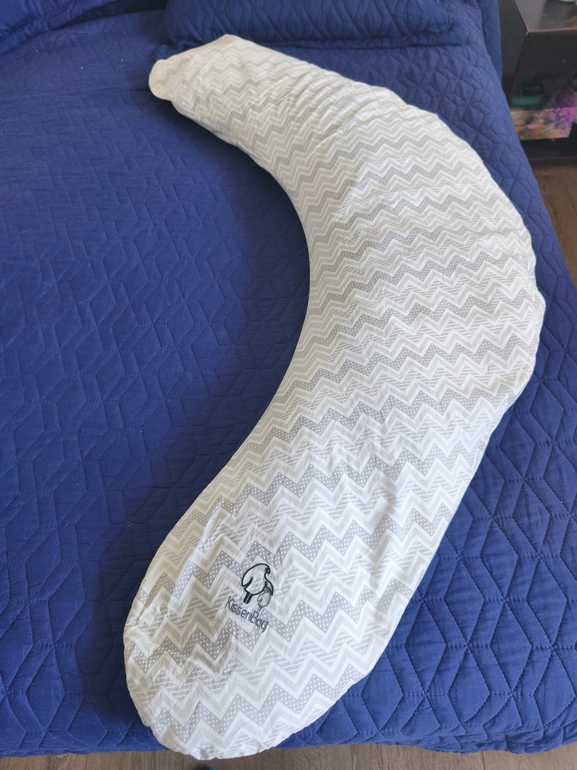 Cojín maternal multifuncional gris zigzag. Marca Kissenbag (#PG5648)
