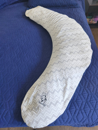 Cojín maternal multifuncional gris zigzag. Marca Kissenbag (#PG5648)