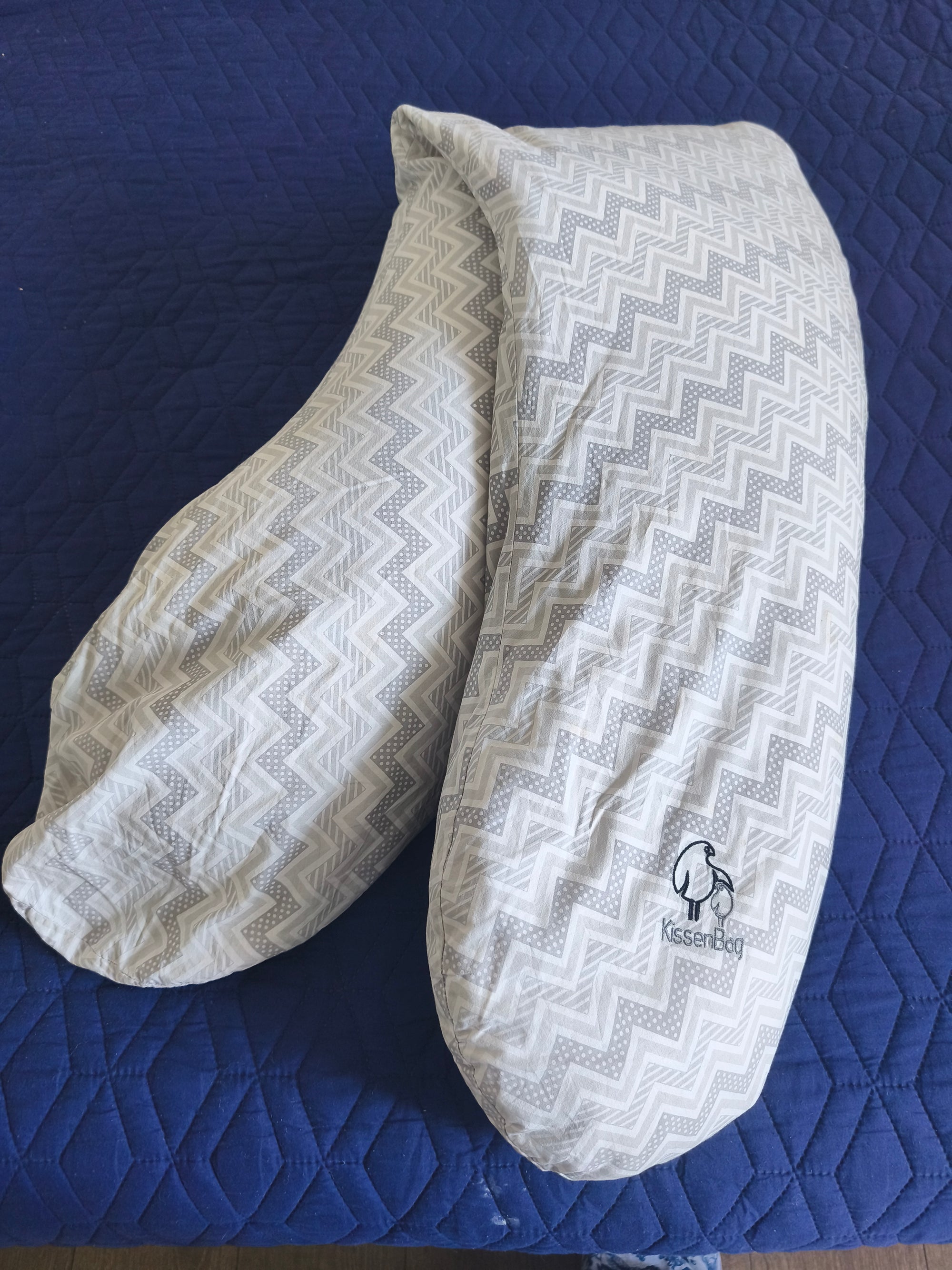Cojín maternal multifuncional gris zigzag. Marca Kissenbag (#PG5648)