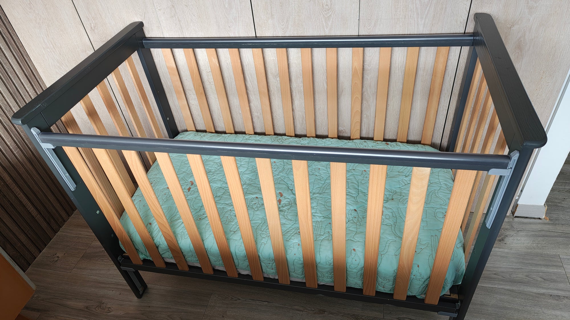 Cuna colecho modelo LEO, lateral ajustable, madera/gris. Marca Drewex (#PG5870)