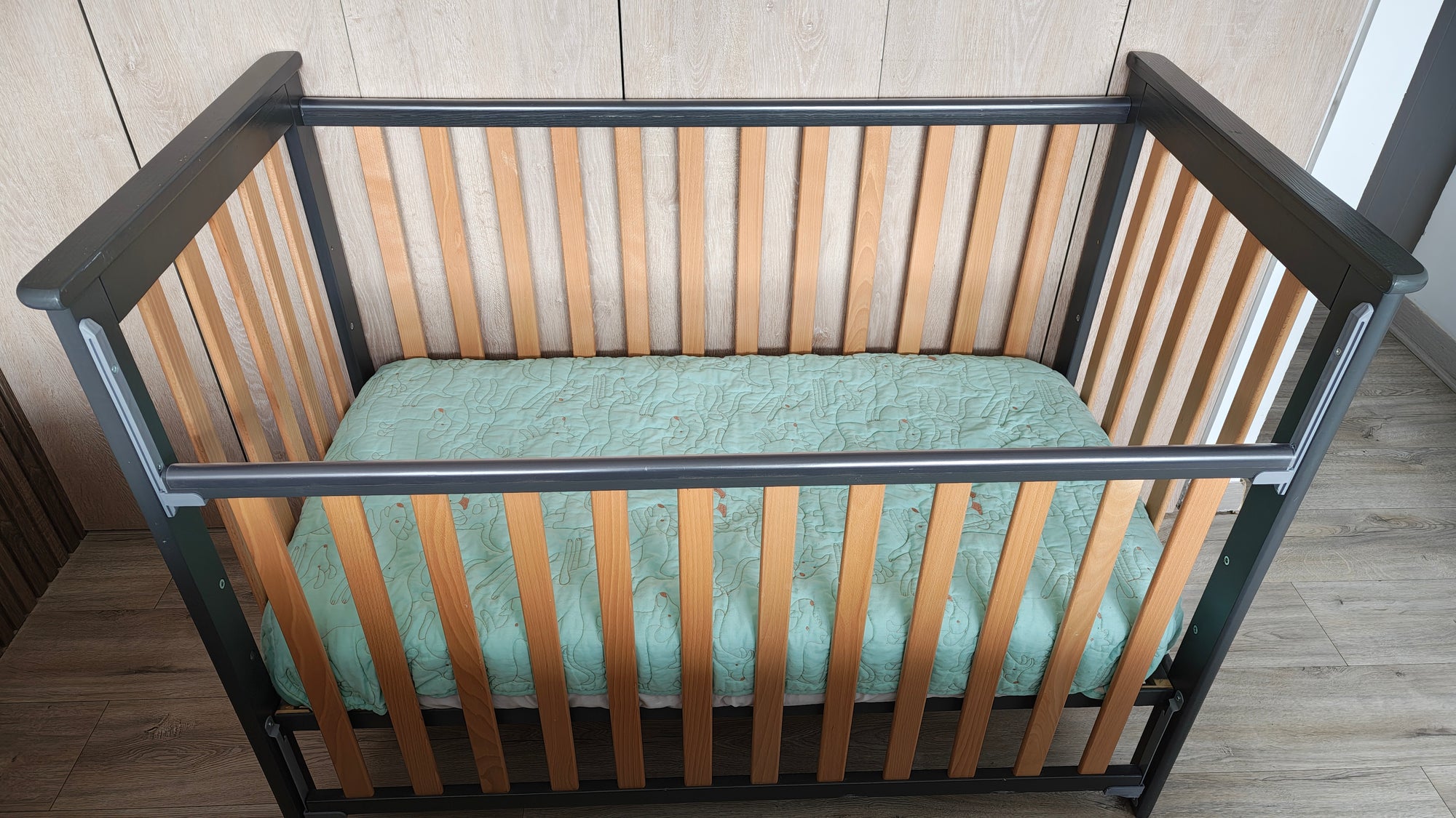 Cuna colecho modelo LEO, lateral ajustable, madera/gris. Marca Drewex (#PG5870)