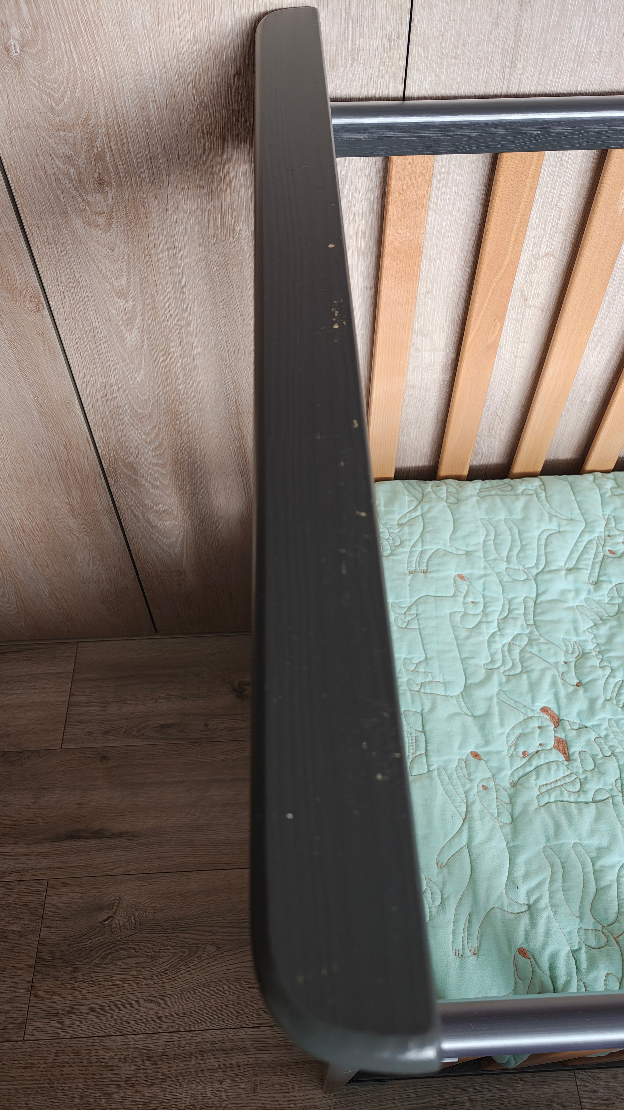 Cuna colecho modelo LEO, lateral ajustable, madera/gris. Marca Drewex (#PG5870)