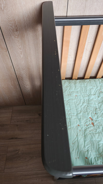 Cuna colecho modelo LEO, lateral ajustable, madera/gris. Marca Drewex (#PG5870)