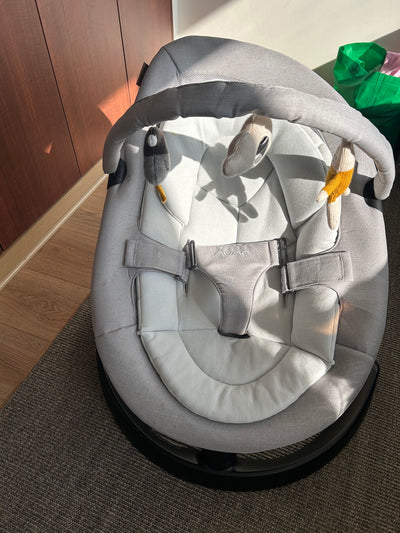 (#PG5400) Silla mecedora modelo Bouncer Leaf Grow Drifwood. Marca Nuna