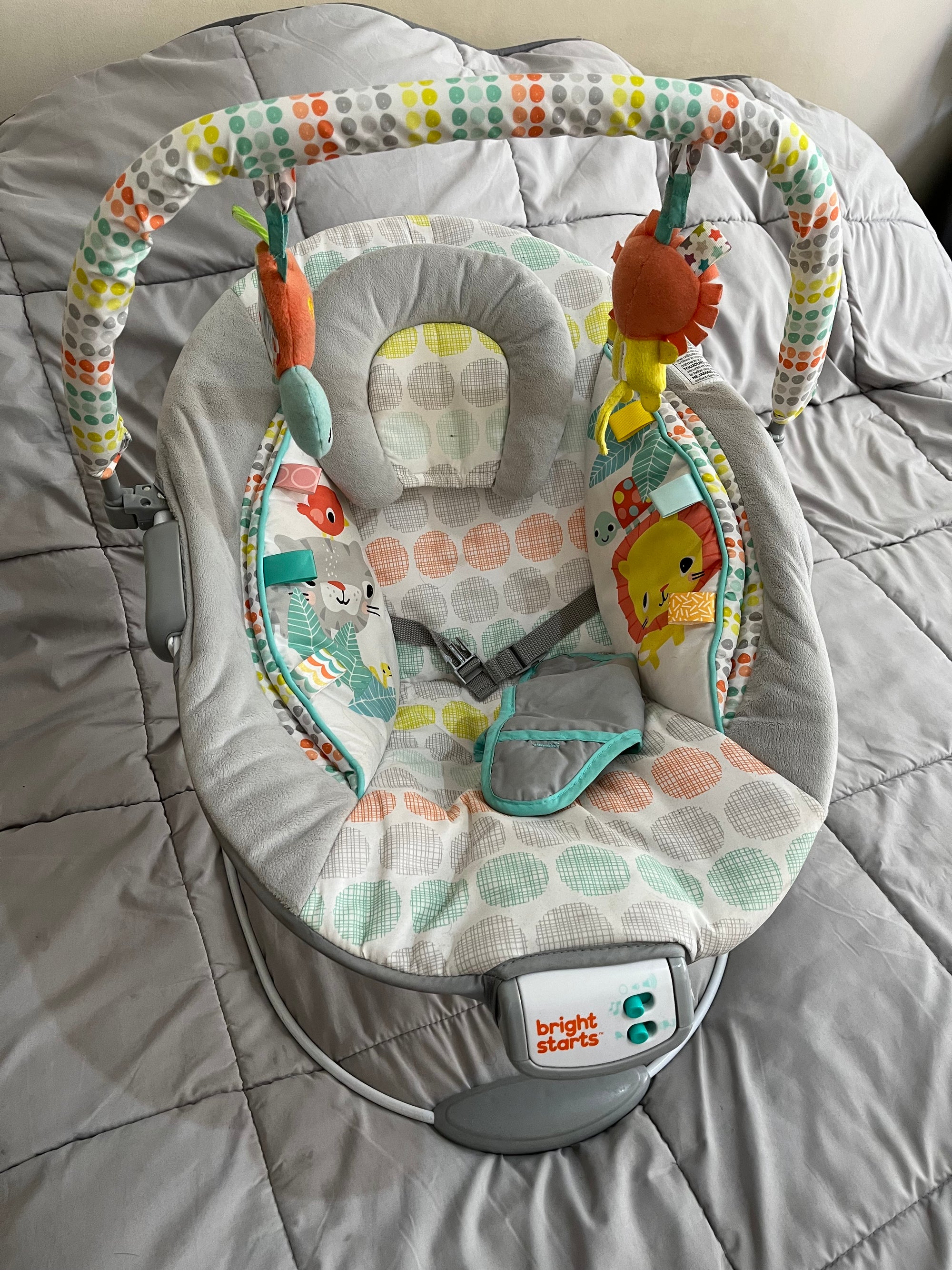 (#PG4413) Silla nido mecedora modelo Whimsical Wild. Marca Bright Starts