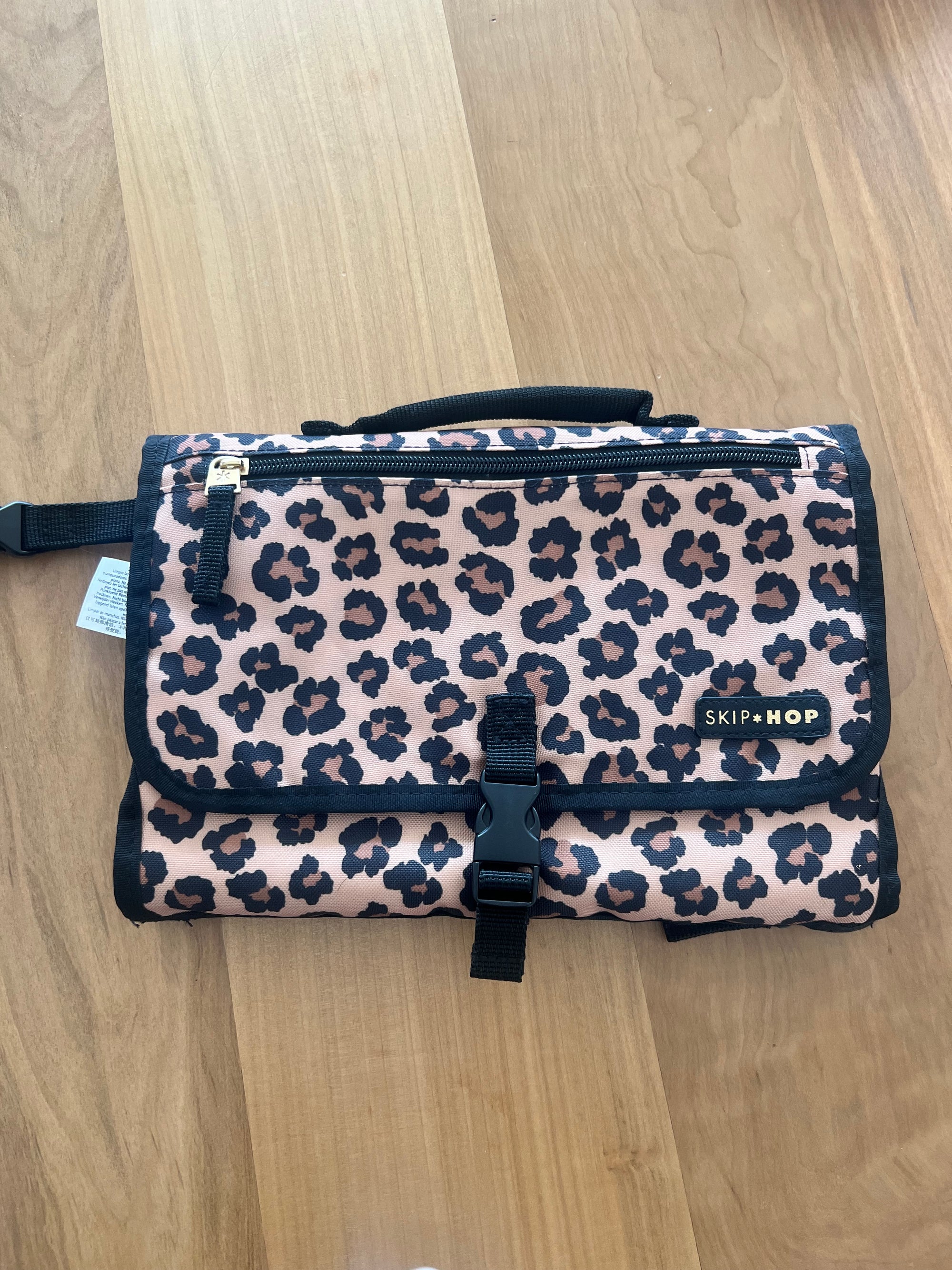 (#PG5360) Mudador portátil modelo Animal Print. Marca Skip Hop