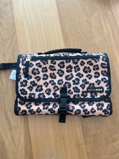 (#PG5360) Mudador portátil modelo Animal Print. Marca Skip Hop