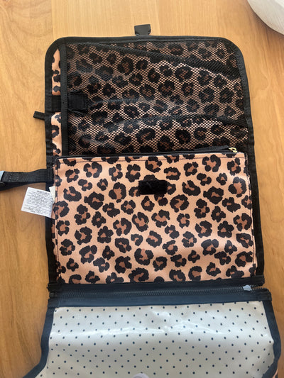 (#PG5360) Mudador portátil modelo Animal Print. Marca Skip Hop