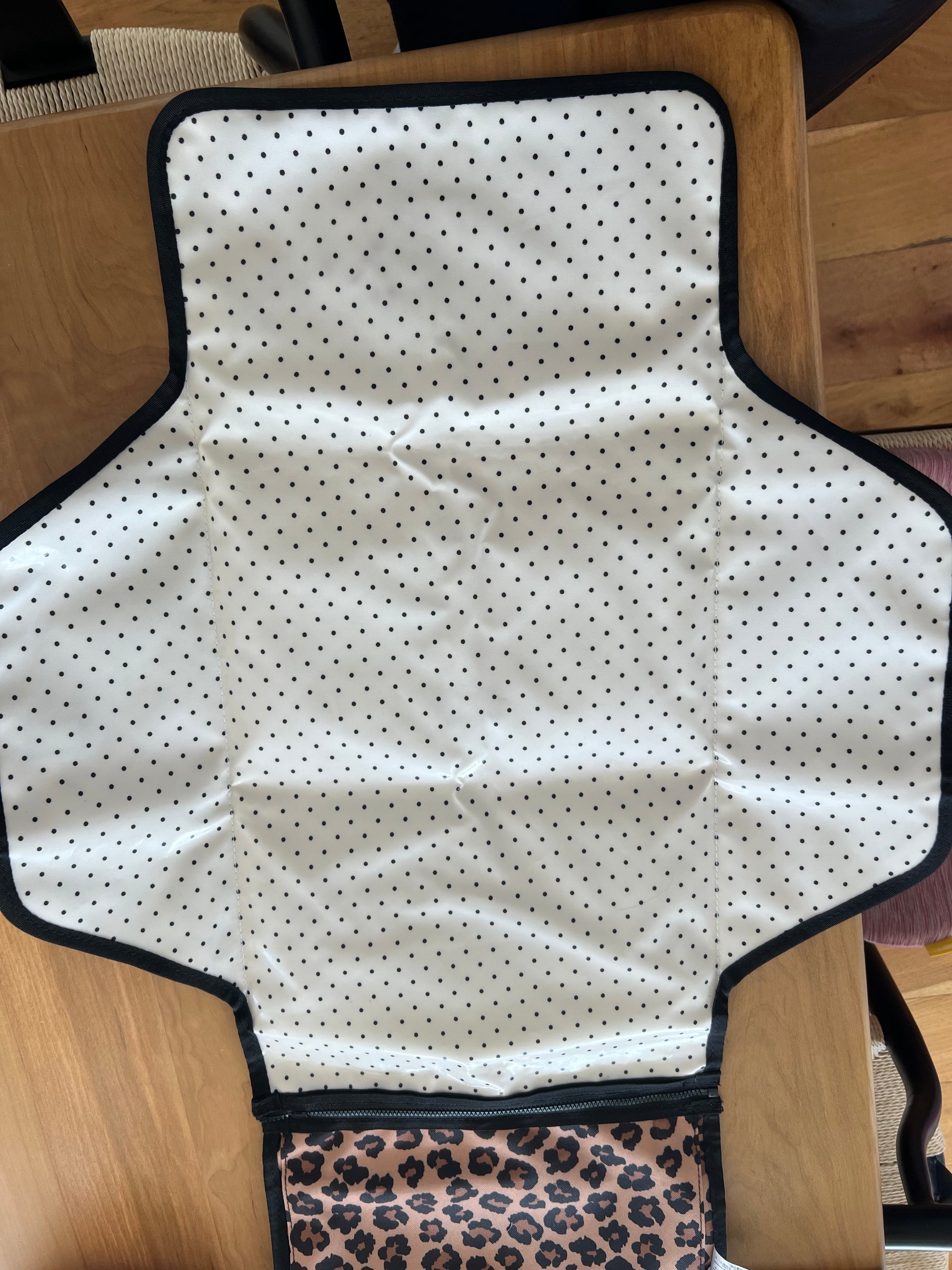 (#PG5360) Mudador portátil modelo Animal Print. Marca Skip Hop