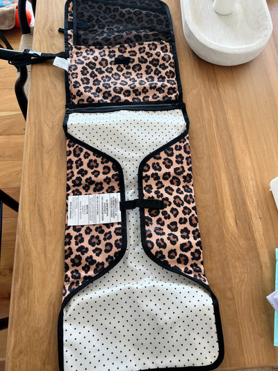 (#PG5360) Mudador portátil modelo Animal Print. Marca Skip Hop