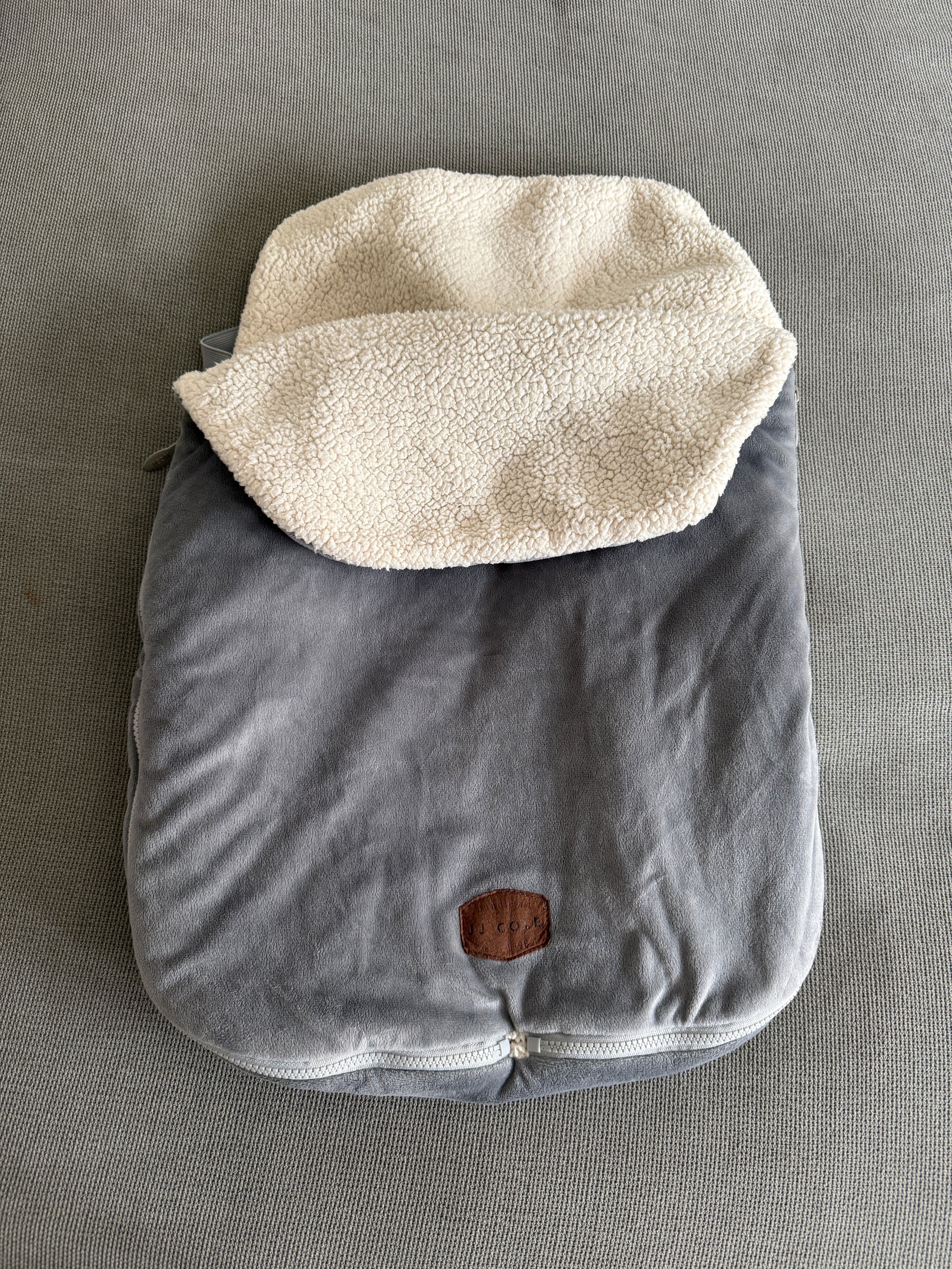 Saco para coche gris. Marca JJ Cole (#PG5783)