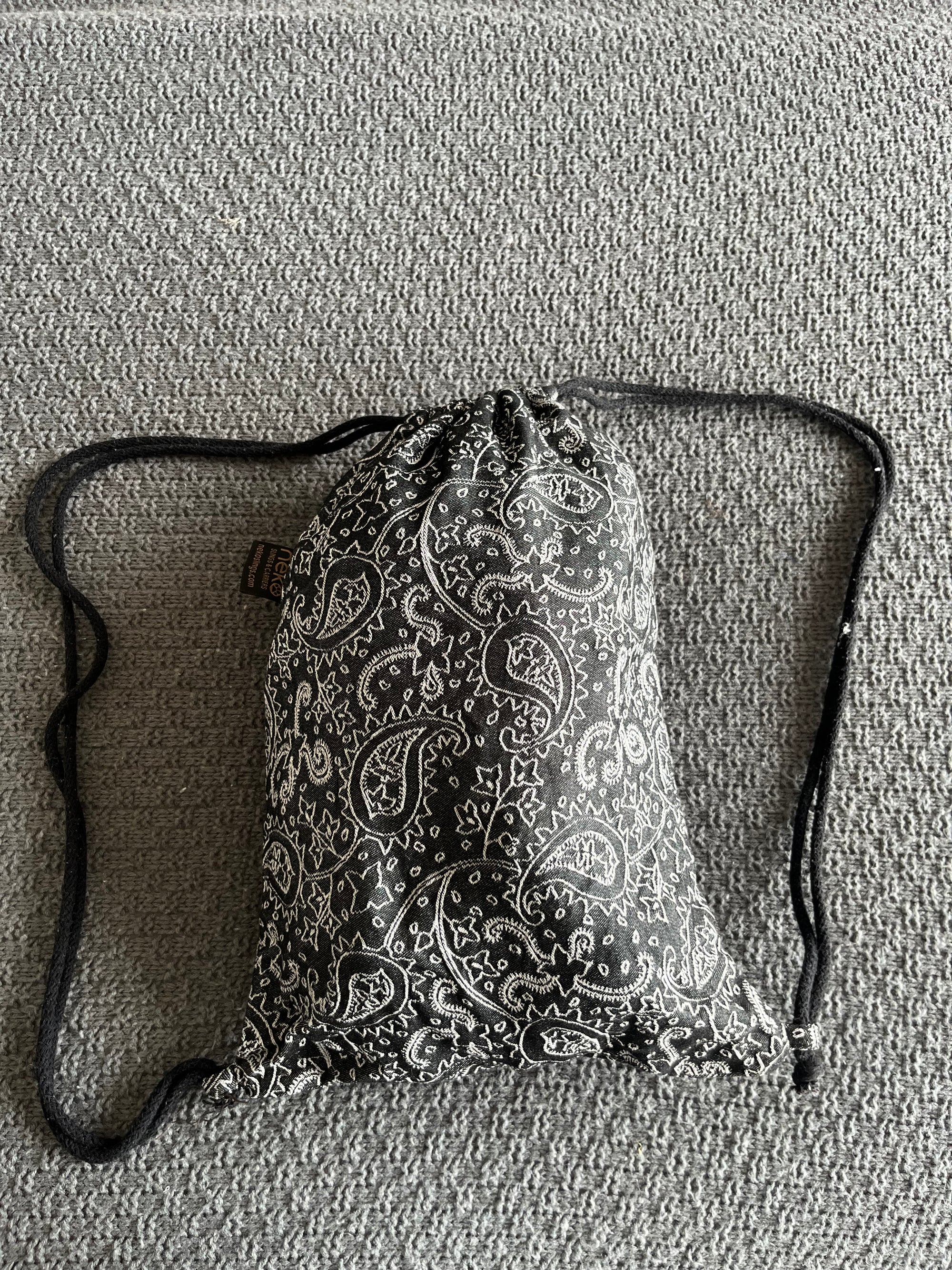 (#PG5106) Mochila de porteo modelo Print Efes Paisley Dark Tamaño Baby. Marca Neko Slings