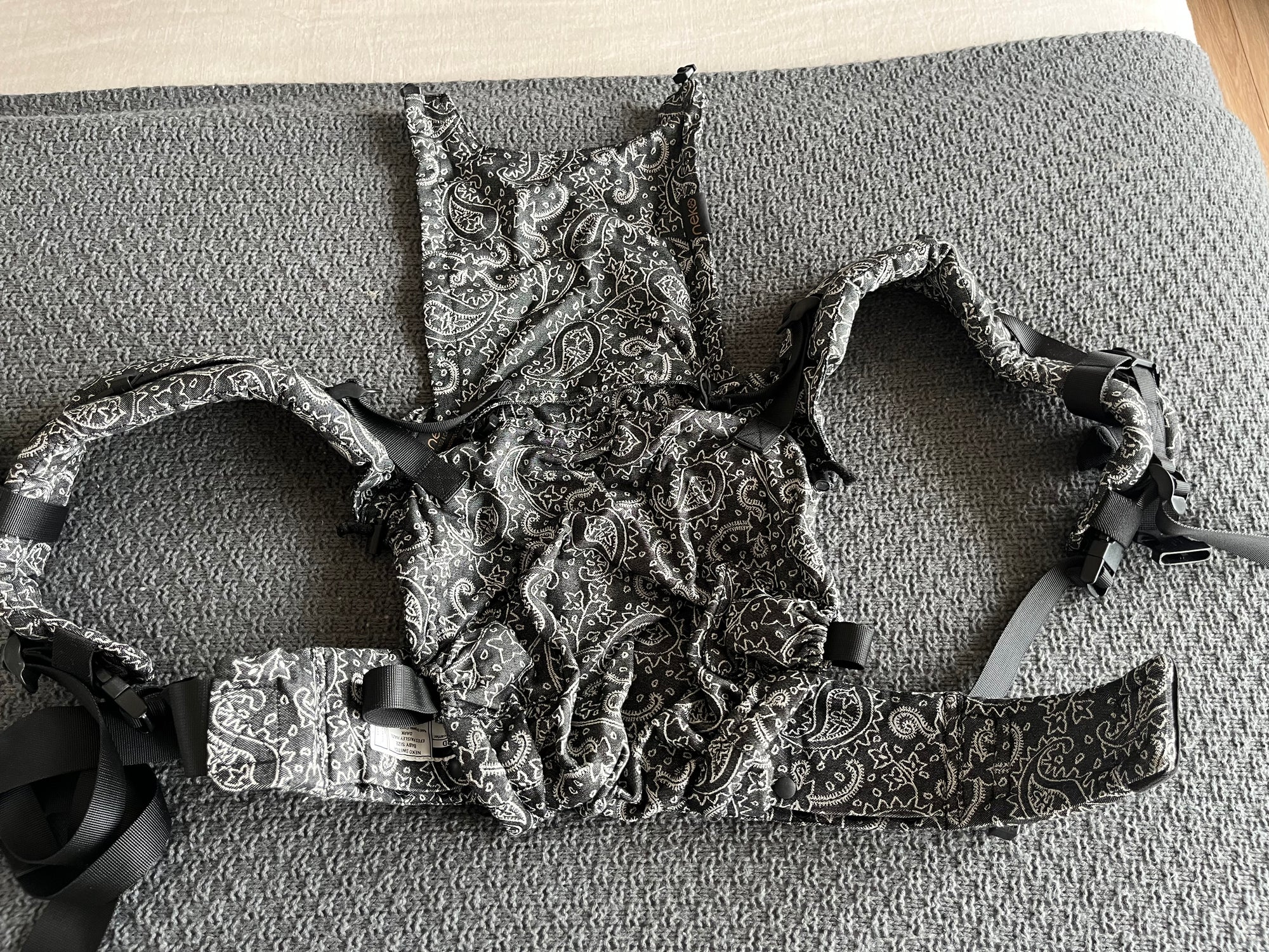 (#PG5106) Mochila de porteo modelo Print Efes Paisley Dark Tamaño Baby. Marca Neko Slings