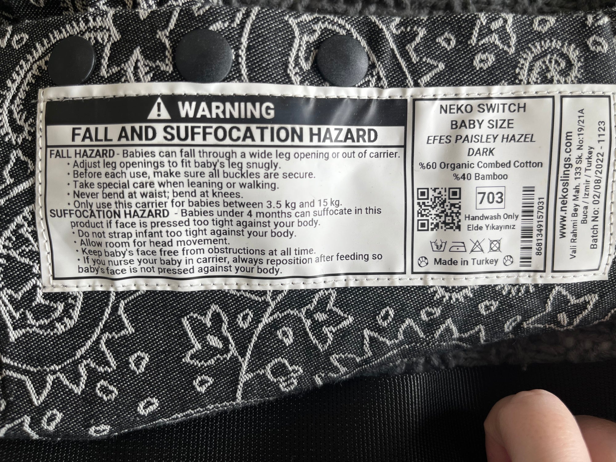 (#PG5106) Mochila de porteo modelo Print Efes Paisley Dark Tamaño Baby. Marca Neko Slings