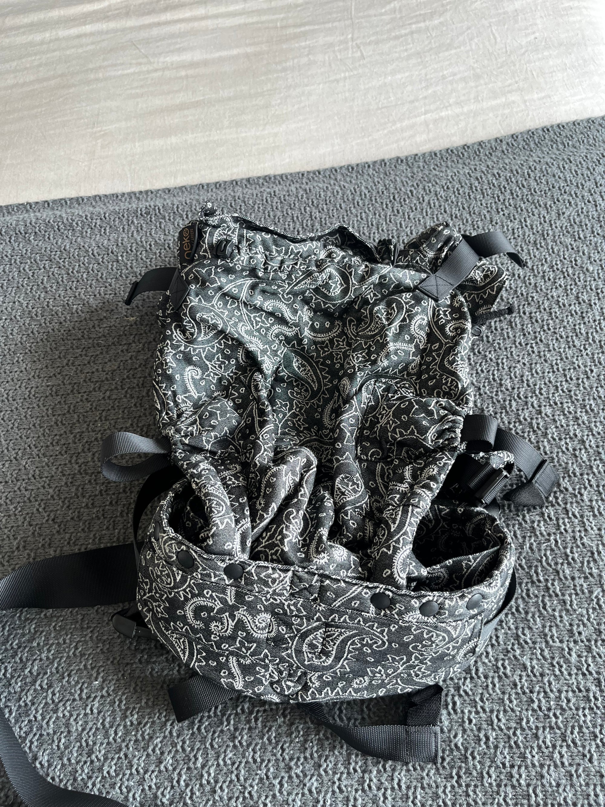 (#PG5106) Mochila de porteo modelo Print Efes Paisley Dark Tamaño Baby. Marca Neko Slings