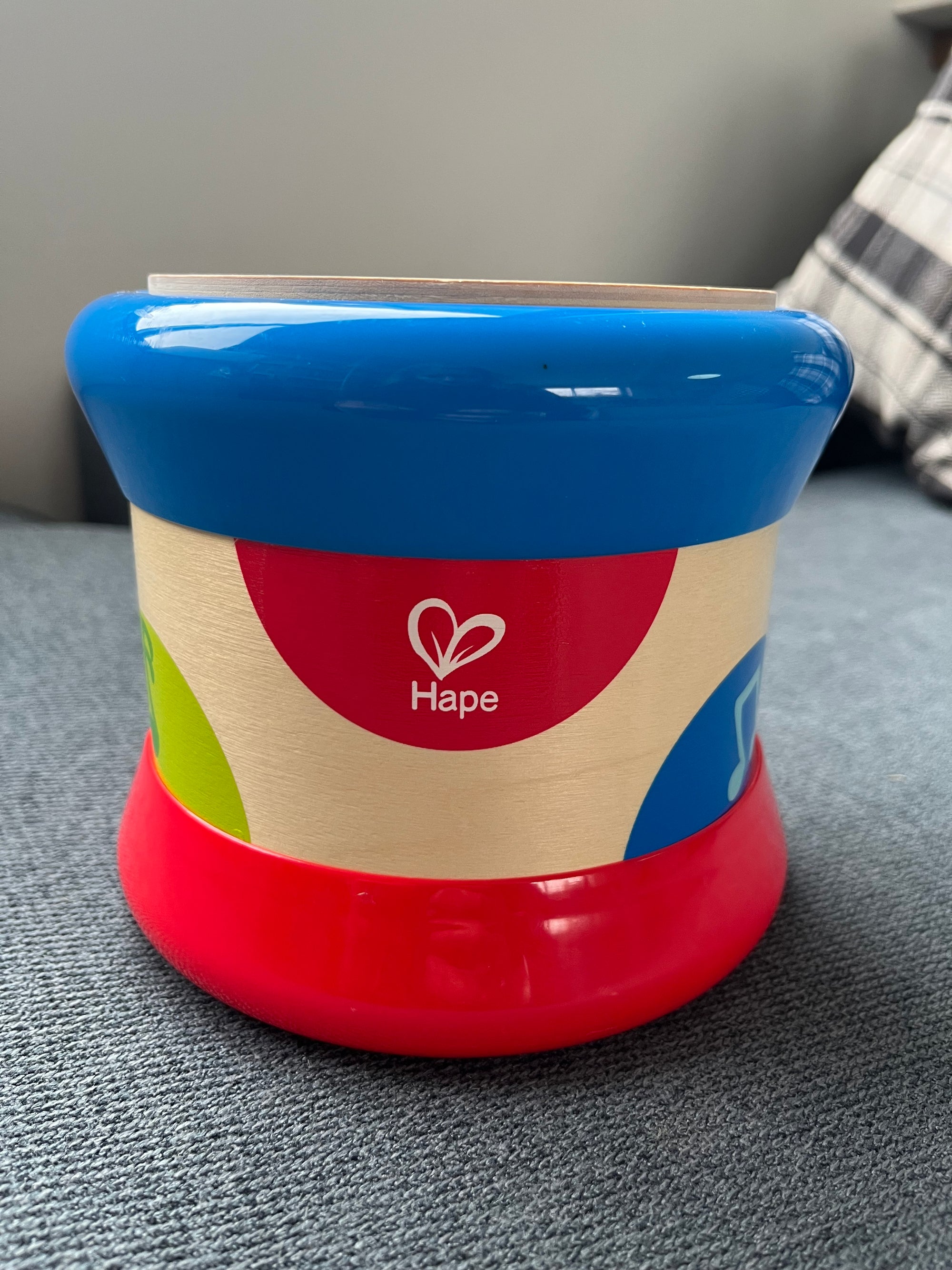 (#PG4812) Tambor de plástico y madera. Marca Hape