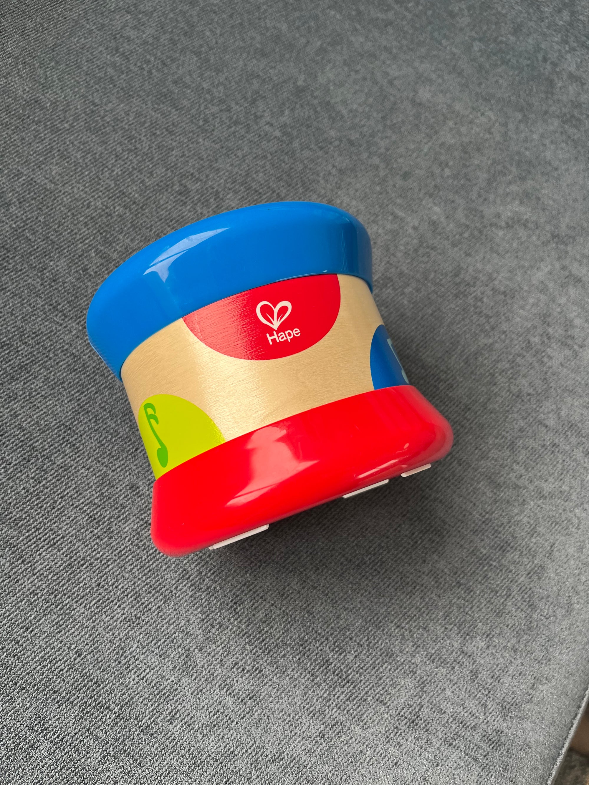 (#PG4812) Tambor de plástico y madera. Marca Hape