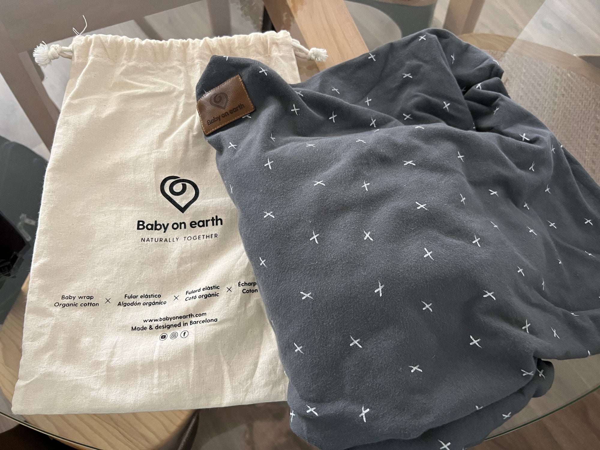 (#PG4547) Fular elástico portabebé modelo Dark Crossses. Marca Baby on Earth