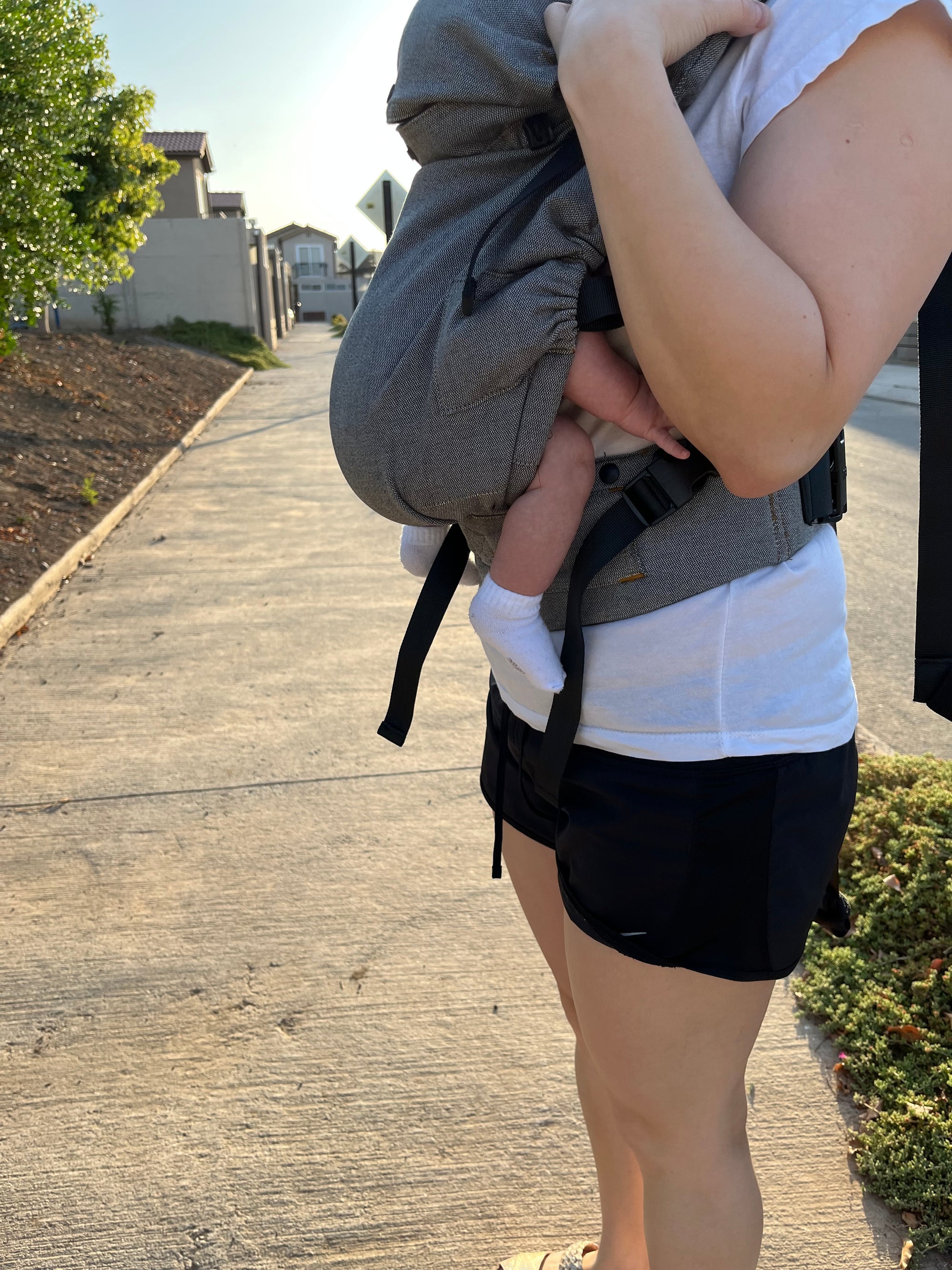 (#PG5325) Mochila ergonómica tamaño baby diseño gold. Marca Neko Slings