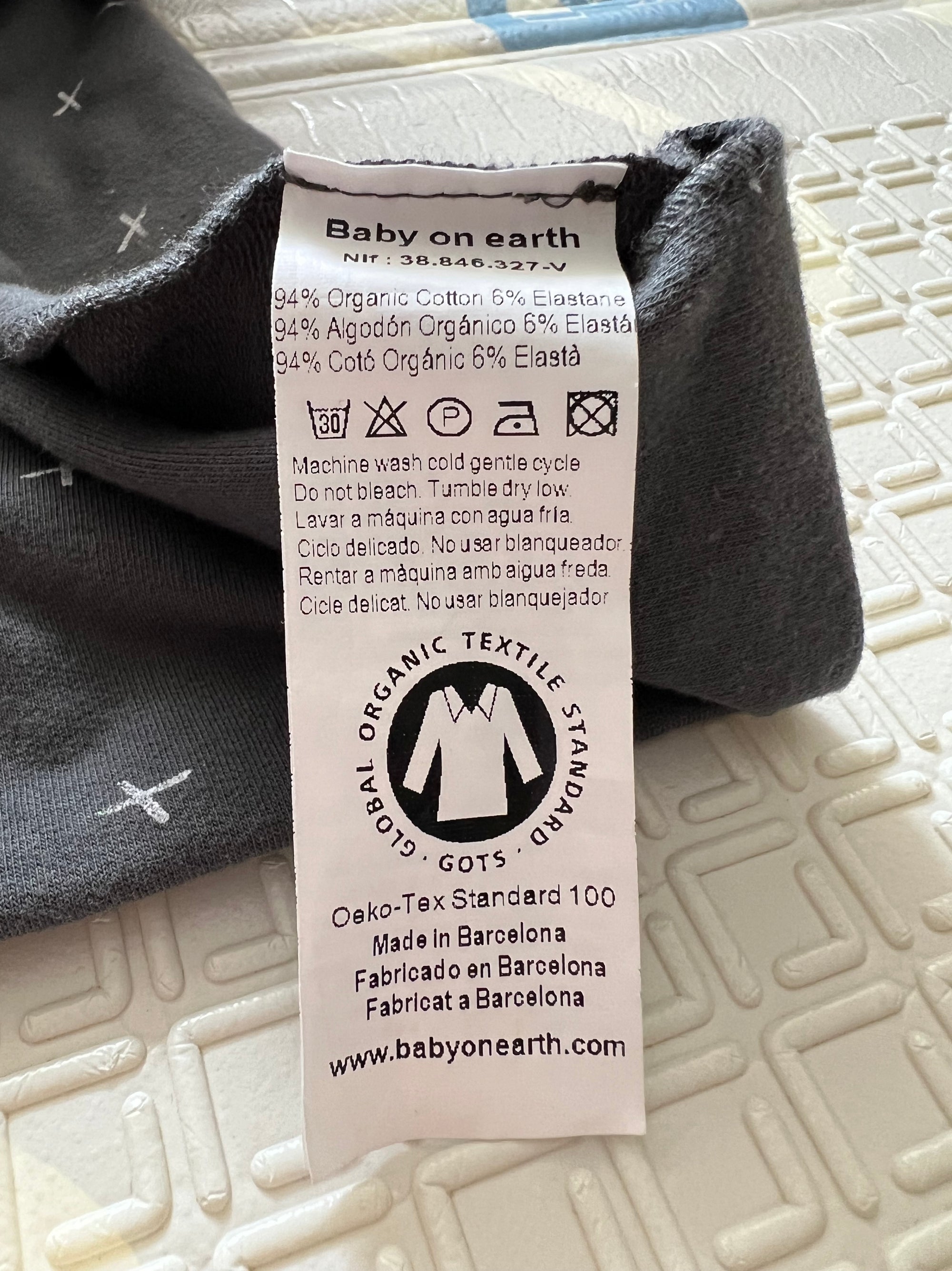 (#PG4547) Fular elástico portabebé modelo Dark Crossses. Marca Baby on Earth