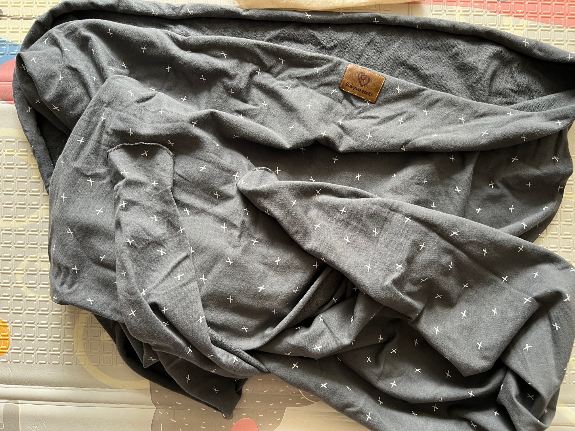 (#PG4547) Fular elástico portabebé modelo Dark Crossses. Marca Baby on Earth