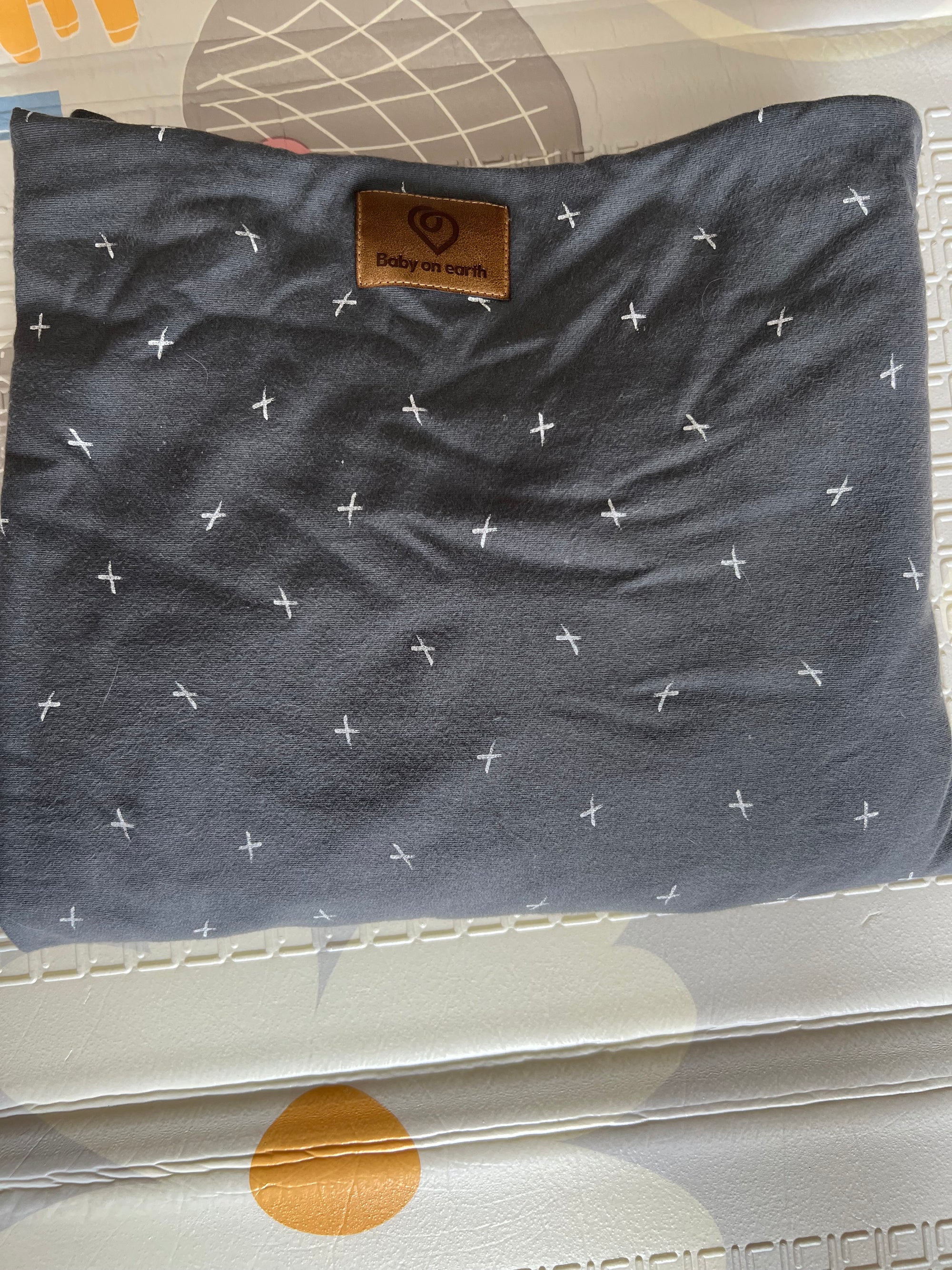 (#PG4547) Fular elástico portabebé modelo Dark Crossses. Marca Baby on Earth