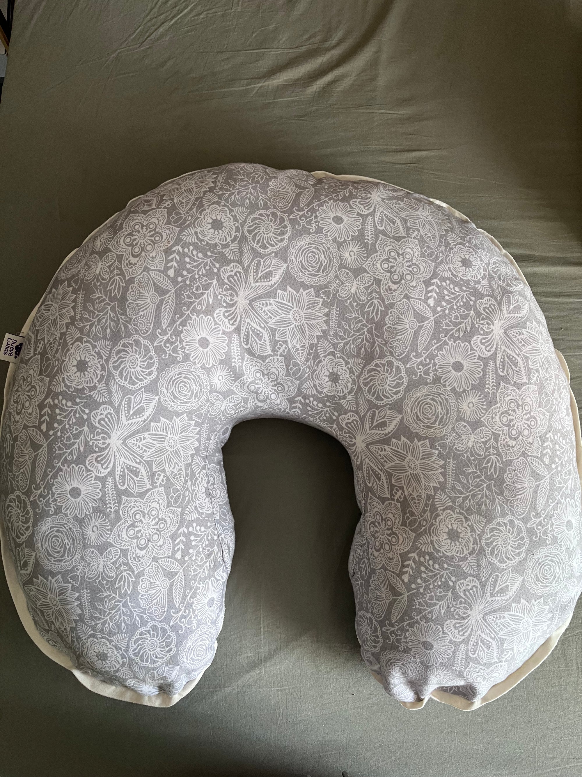 (#PG4523) Cojín de lactancia modelo gris con Mandalas. Marca Nueve Lunas